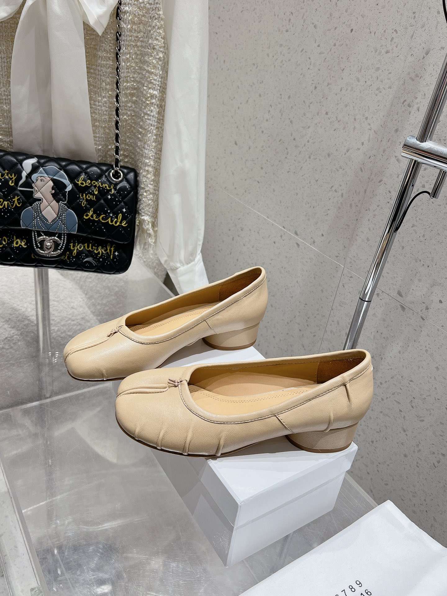 Maison Margiela MM6 Beige Leather Tabi Ballerinas with Low Heel 4 i1719741339 9586 2