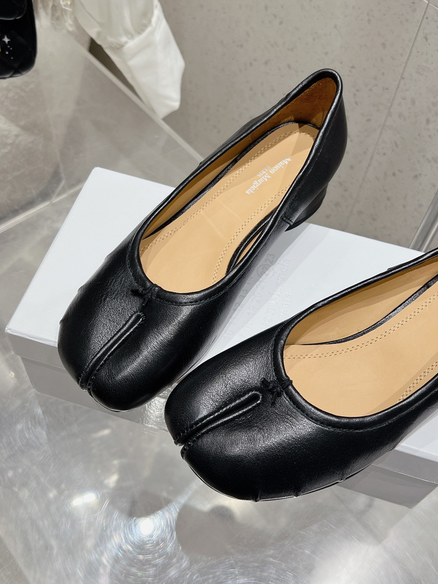 Maison Margiela MM6 Split-Toe Leather Ballet Flats, Chic and Comfortable 8 i1719741417 2836 6