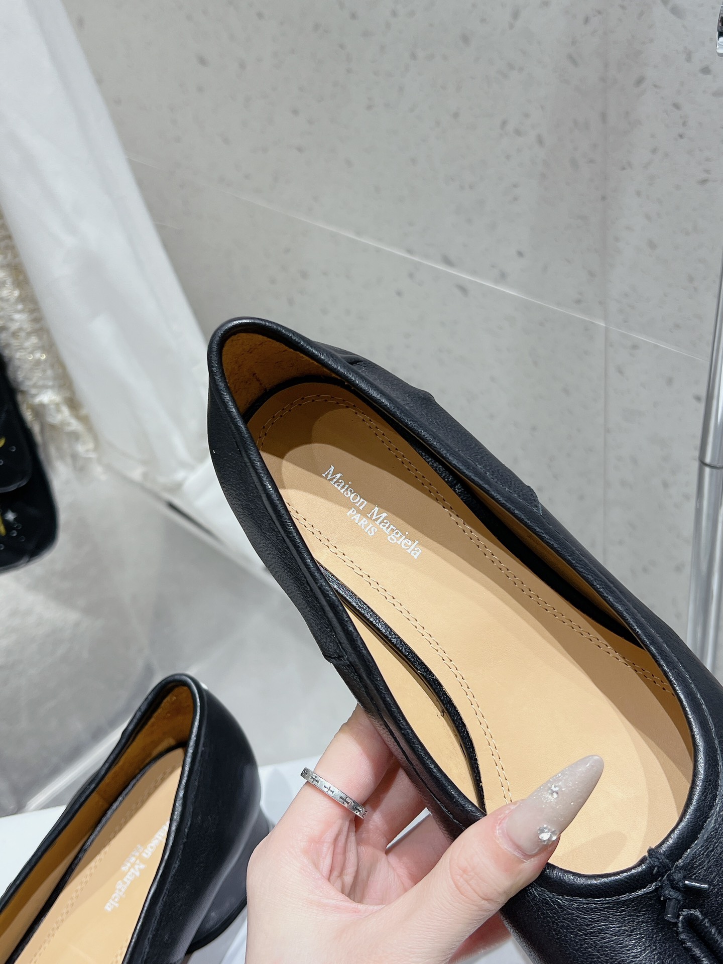 Maison Margiela MM6 Split-Toe Leather Ballet Flats, Chic and Comfortable 7 i1719741417 4006 2