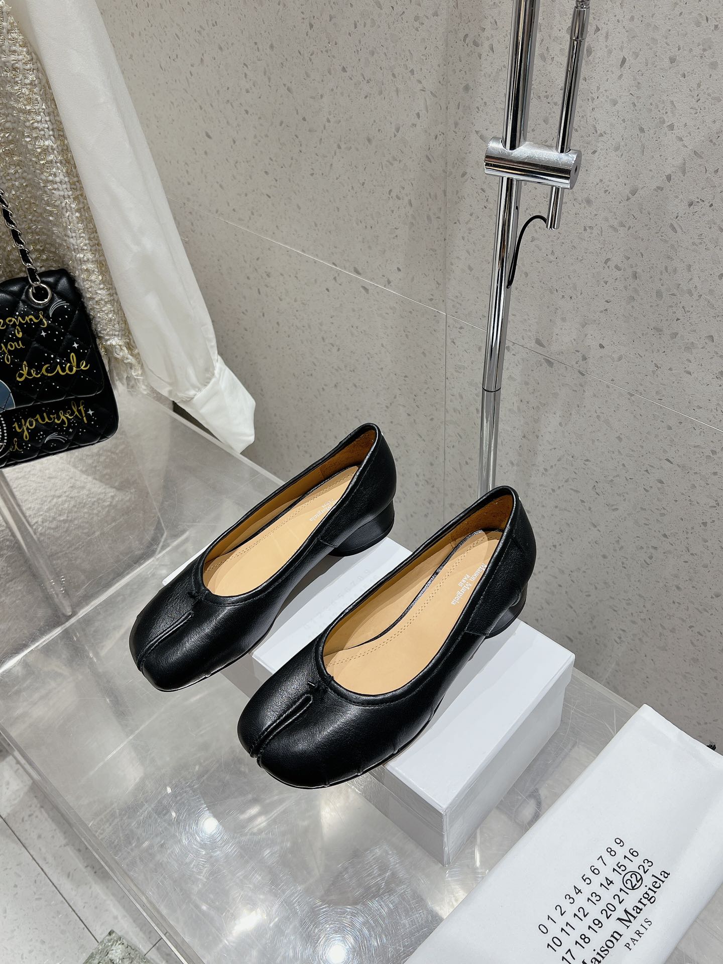 Maison Margiela MM6 Split-Toe Leather Ballet Flats, Chic and Comfortable 3 i1719741417 4127 5