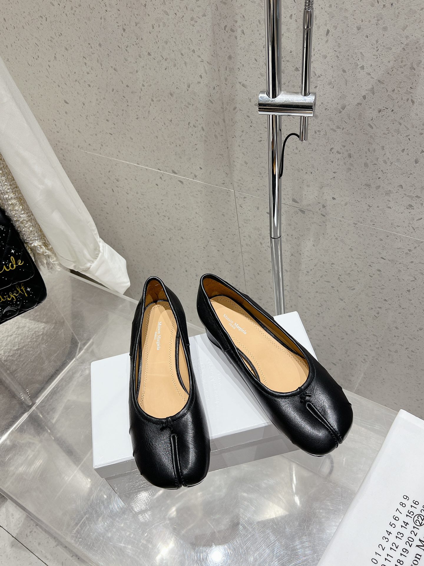 Maison Margiela MM6 Split-Toe Leather Ballet Flats, Chic and Comfortable 5 i1719741418 7330 7
