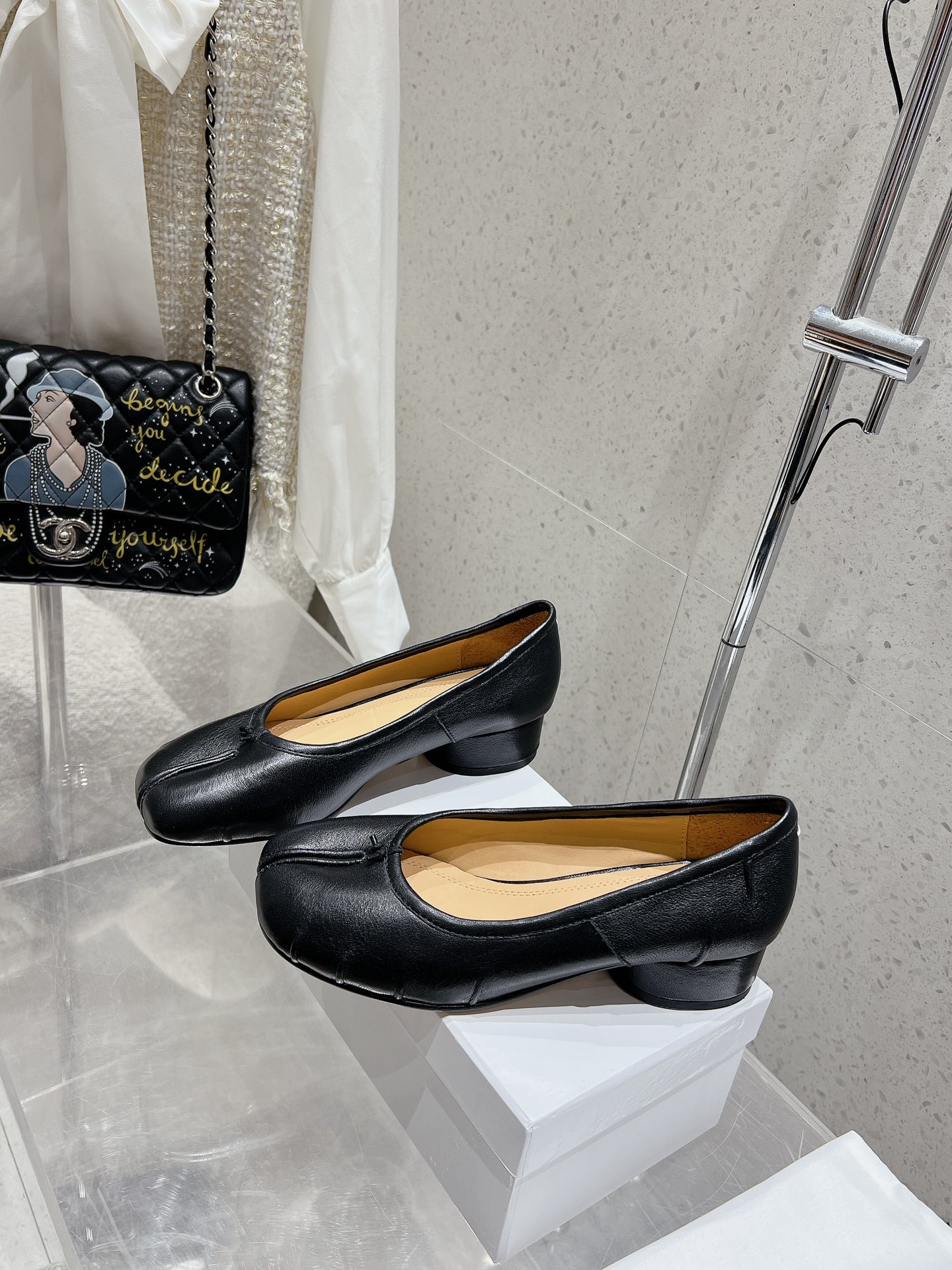 Maison Margiela MM6 Split-Toe Leather Ballet Flats, Chic and Comfortable 4 i1719741418 8798 8
