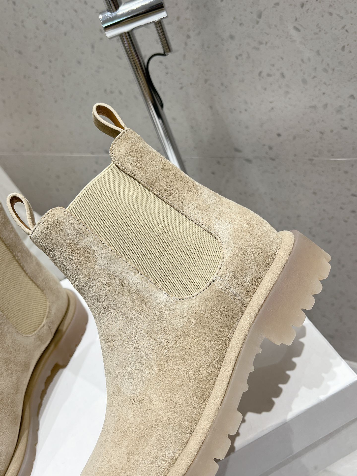 Italian Dynamite: Officine Creative Cowboy Boots Review – Super Cool Style, Cowweed Fabric, Rubber Base - 图片 6