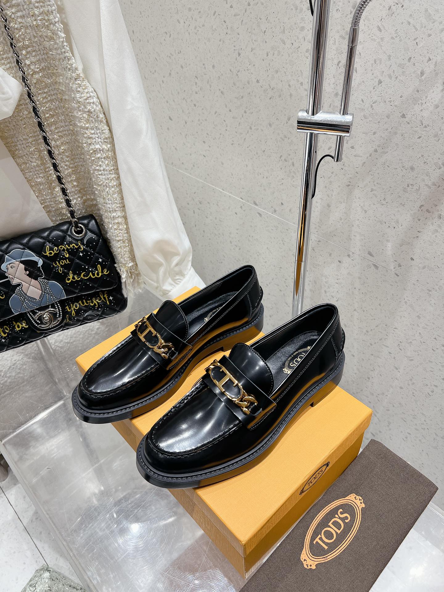 NO:163960,The latest British retro loafers in the top version of Tods, the same as Liu Shishi, many internet celebrities, classic loafers, undefeated retro and fashionable, low-key and textured!  The upper is decorated with classic details and iconic metal accessories. The letters are novel, unique, and fashionable, and comfortable to wear!  Original fabric customization of open-edge beaded cowhide, original inner lining custom sheepskin, original outsole customization TPU outsole, size 34-40 (34.40 customization), loafers, Tod's, loafers, cowhide, sheepskin19860909顶级版本tods最新款英伦复古乐福鞋 刘诗诗同款 众多网红上脚 经典的乐福鞋,不败的复古时髦,低调而有质感！鞋面缀以经典细节和标志性金属配件,字母新颖独特个性又时髦,上脚舒适！ 面料原版定制开边珠牛皮 内里原版定制羊皮 大底原版定制TPU大底 码数34-40（34.40定做）,乐福鞋,Tod's,loafers,cowhide,sheepskin,Women's Shoes