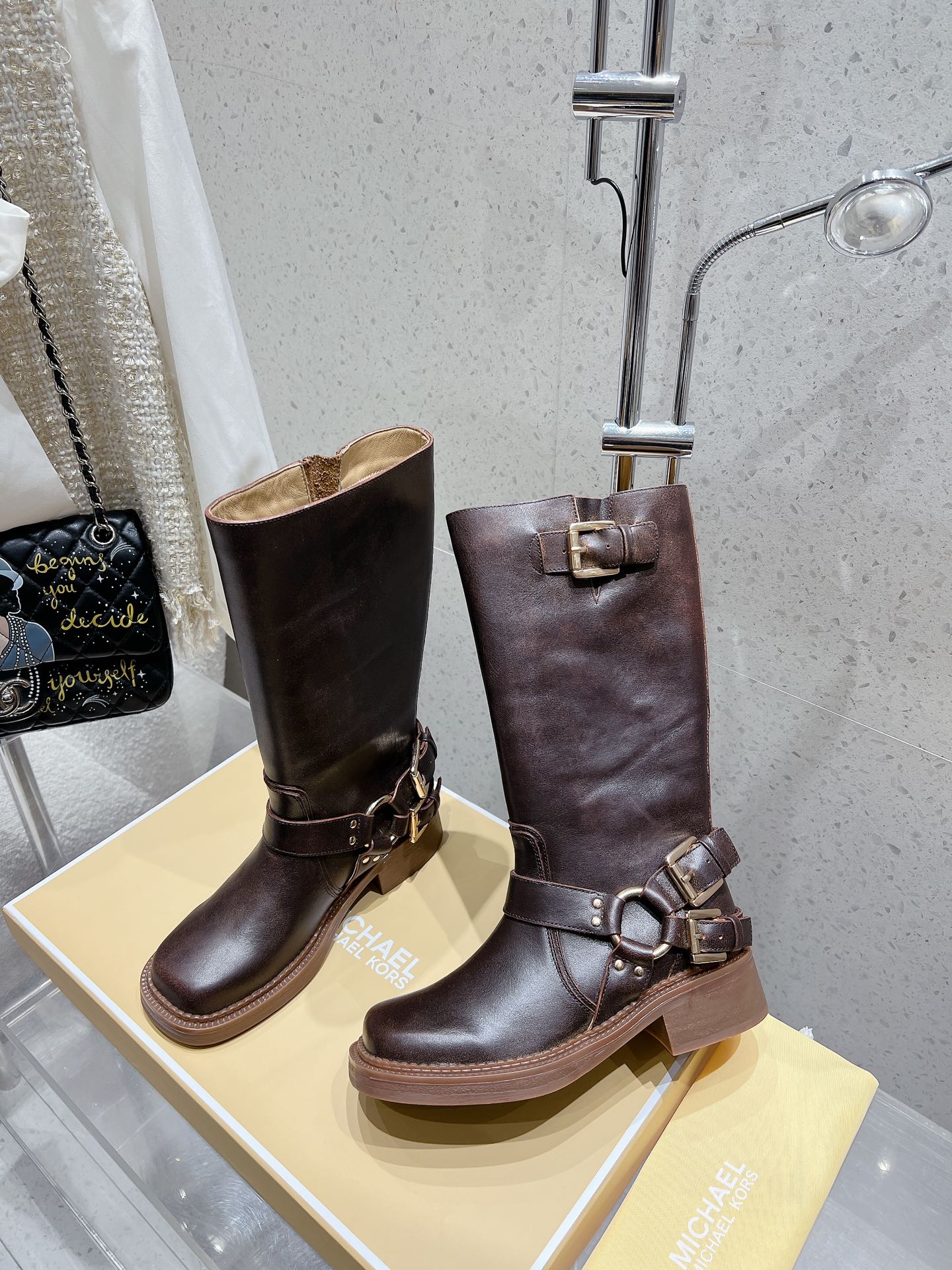 Michael Kors MK Short Boots: Features and Details Summarized - 图片 2