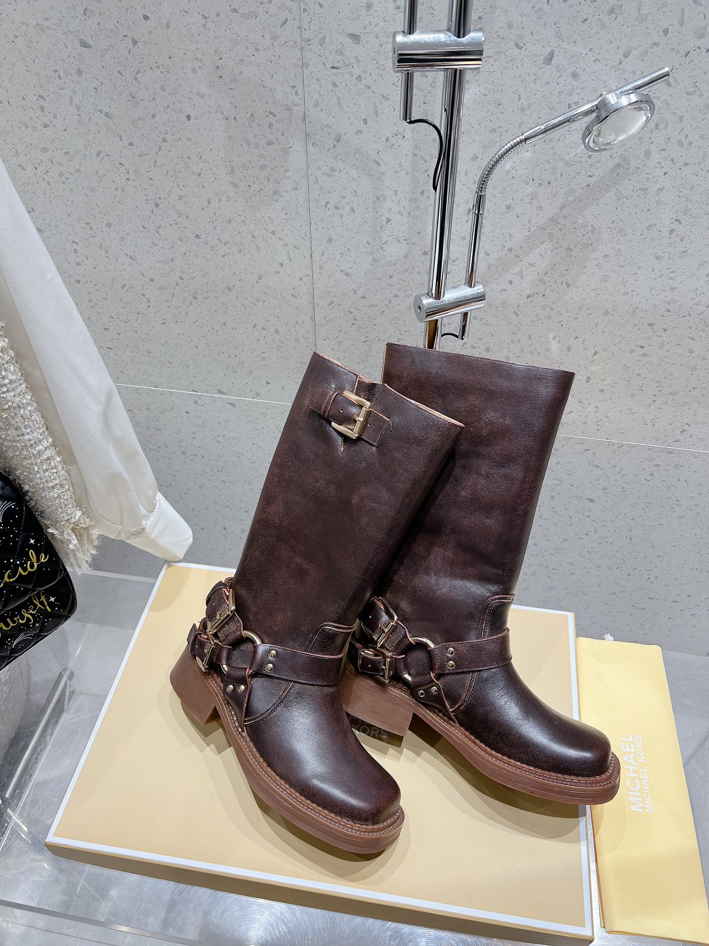Michael Kors MK Short Boots: Features and Details Summarized - 图片 4