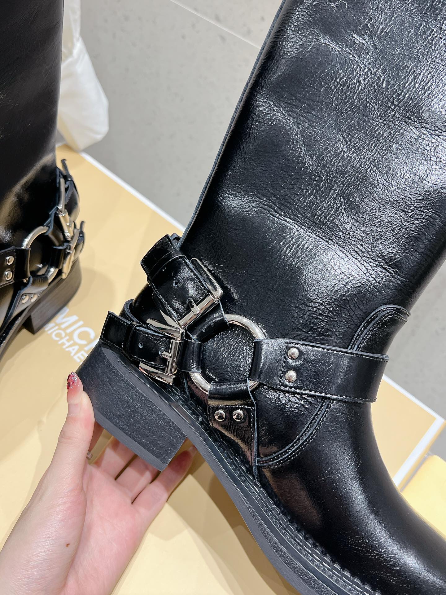 “Michael Kors Short Boots: Fall/Winter Style with Imported Materials and Anti-Slip Base” - 图片 7