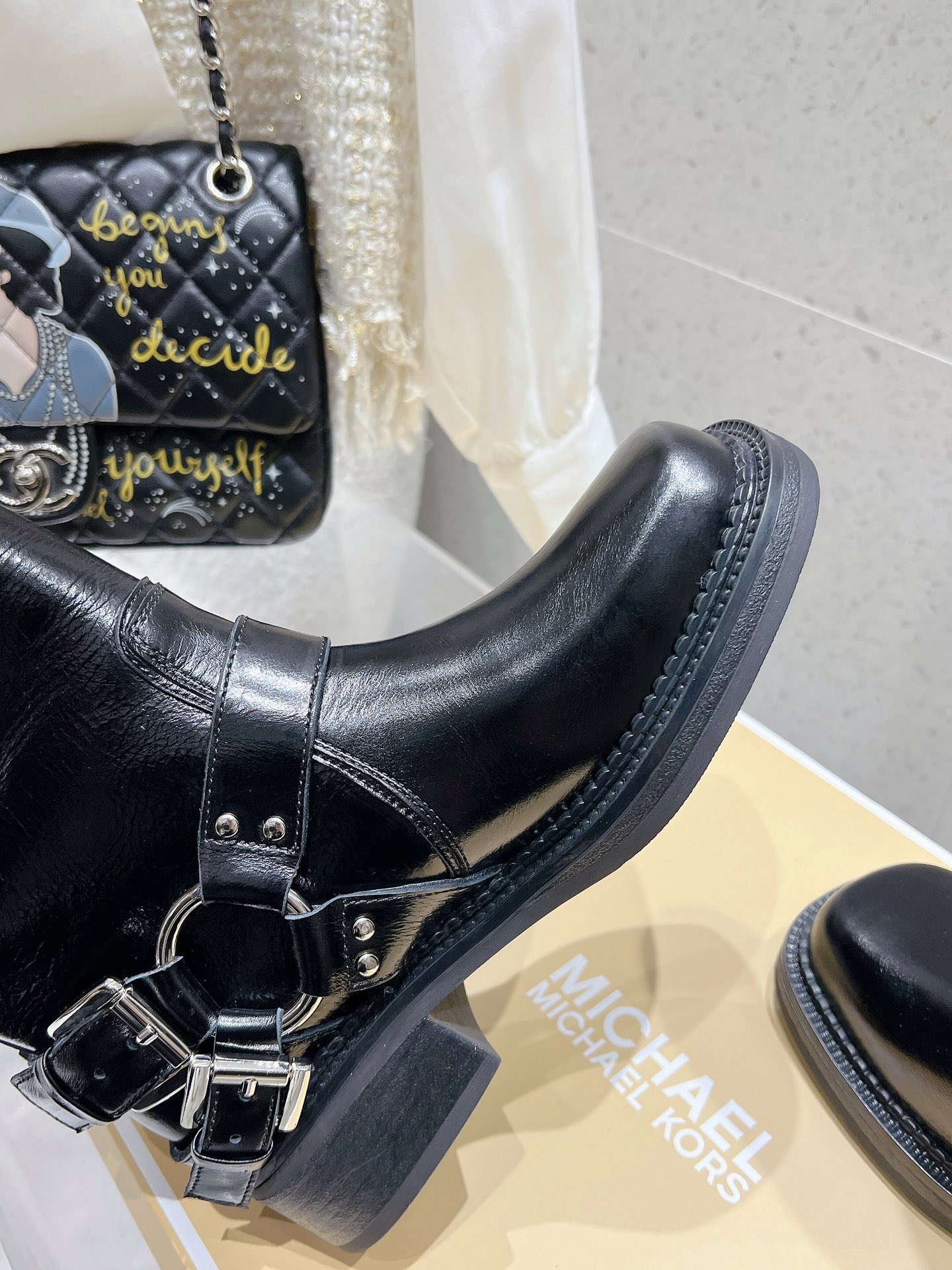 “Michael Kors Short Boots: Fall/Winter Style with Imported Materials and Anti-Slip Base” - 图片 6