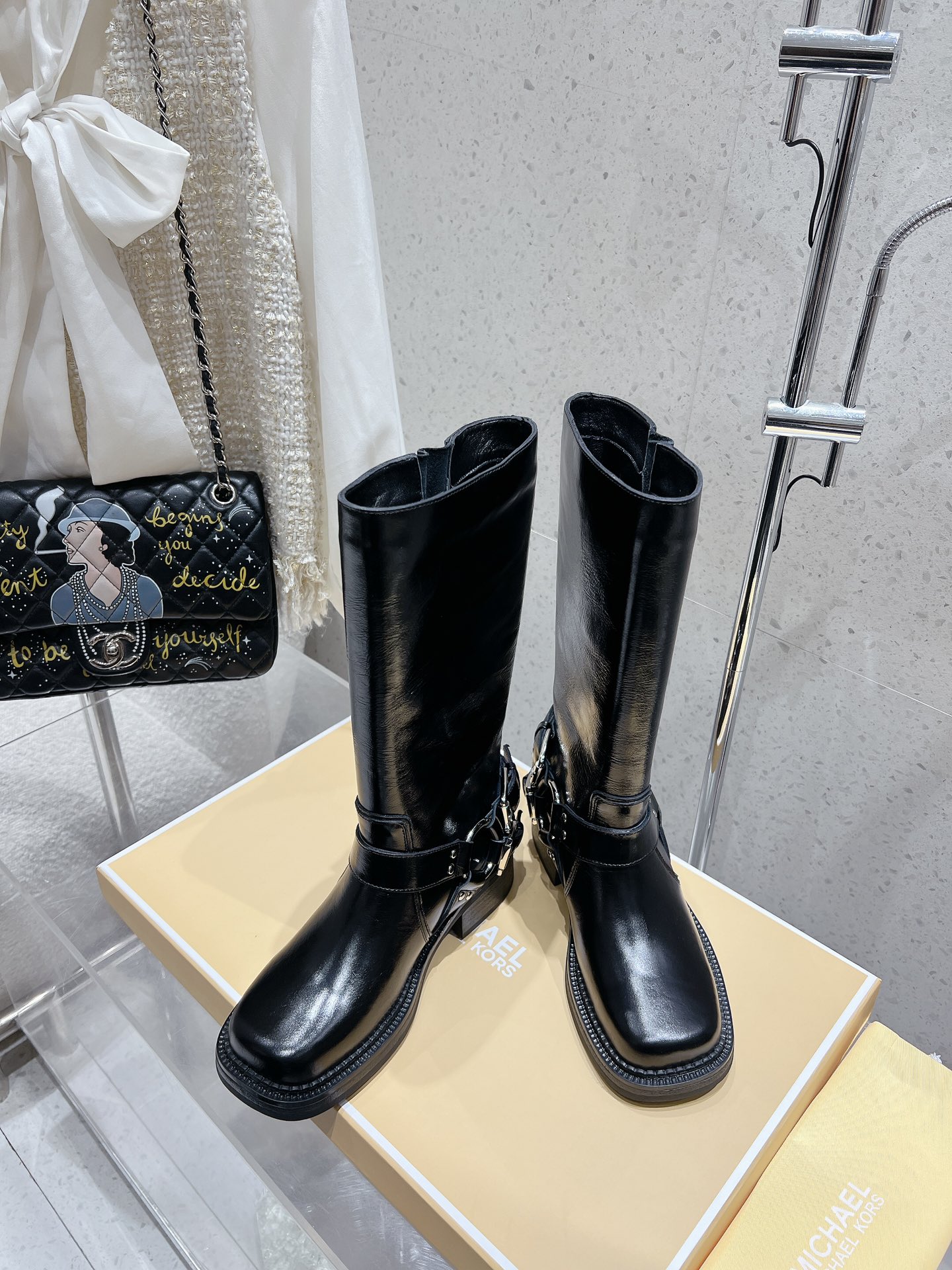 “Michael Kors Short Boots: Fall/Winter Style with Imported Materials and Anti-Slip Base” - 图片 3