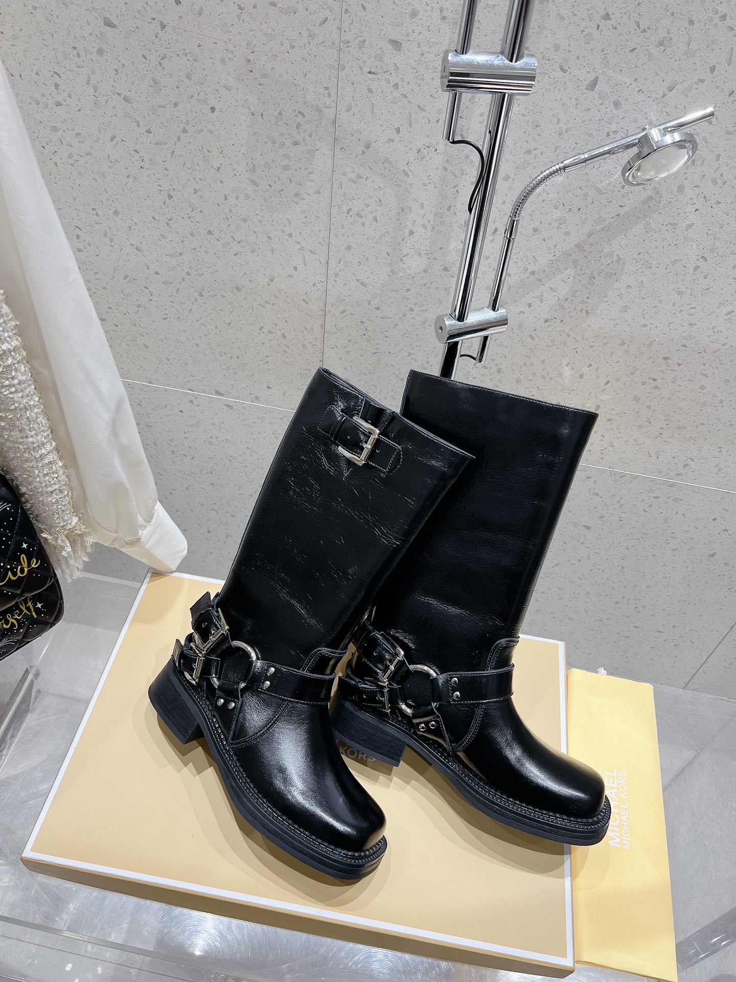“Michael Kors Short Boots: Fall/Winter Style with Imported Materials and Anti-Slip Base” - 图片 4