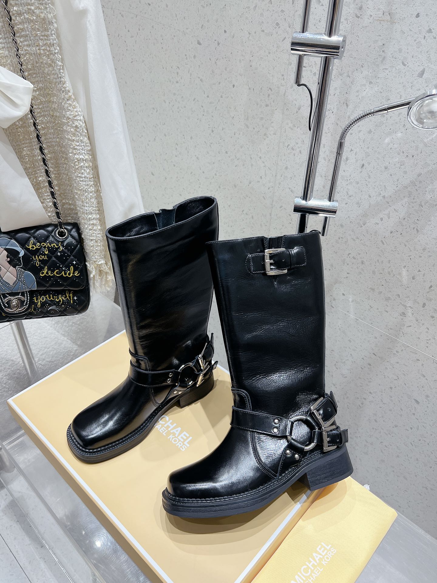 “Michael Kors Short Boots: Fall/Winter Style with Imported Materials and Anti-Slip Base” - 图片 2