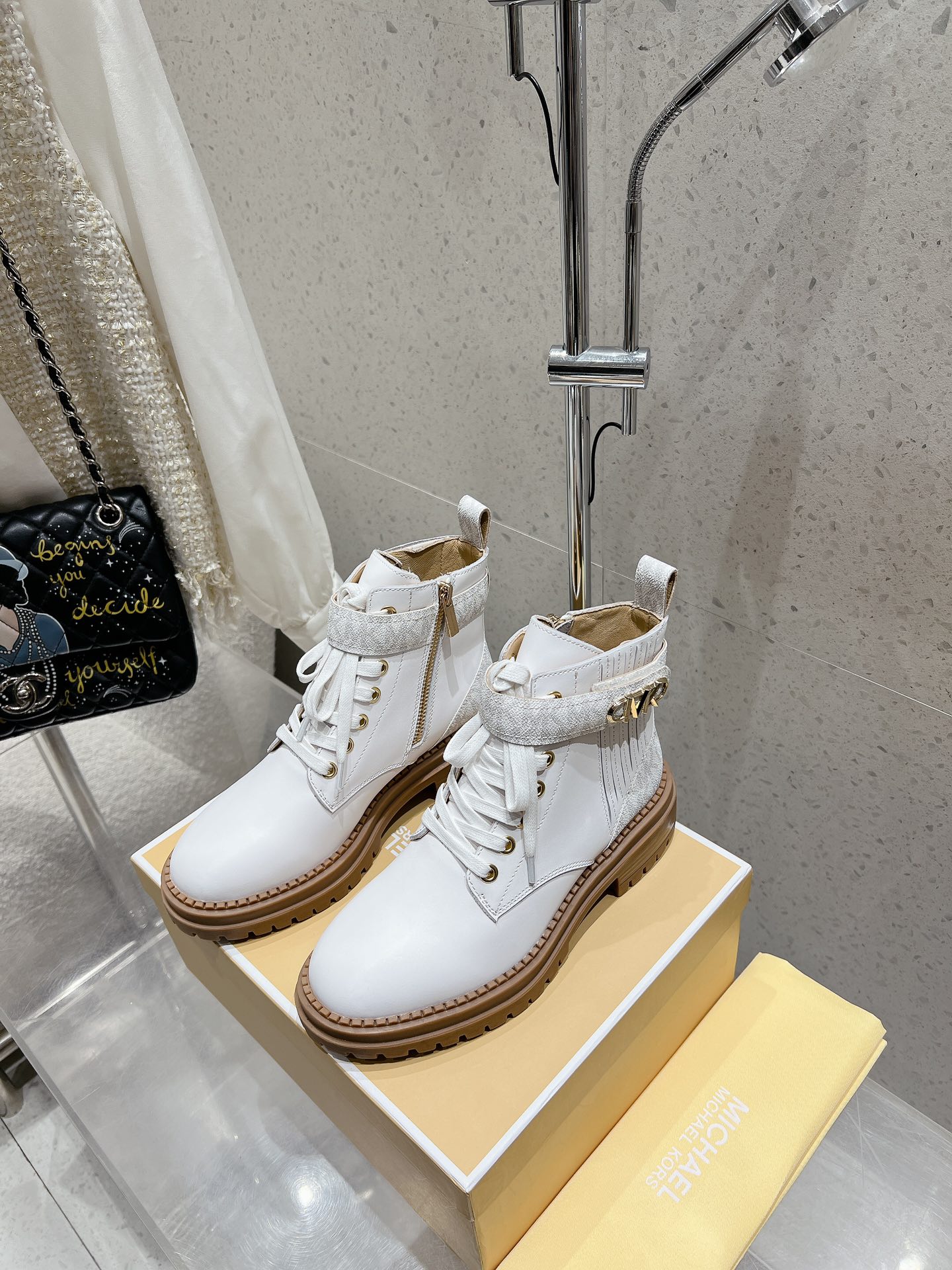 Michael Kors MK New Martin Boots: Premium Materials, Synchronized Distribution, Superior Quality.