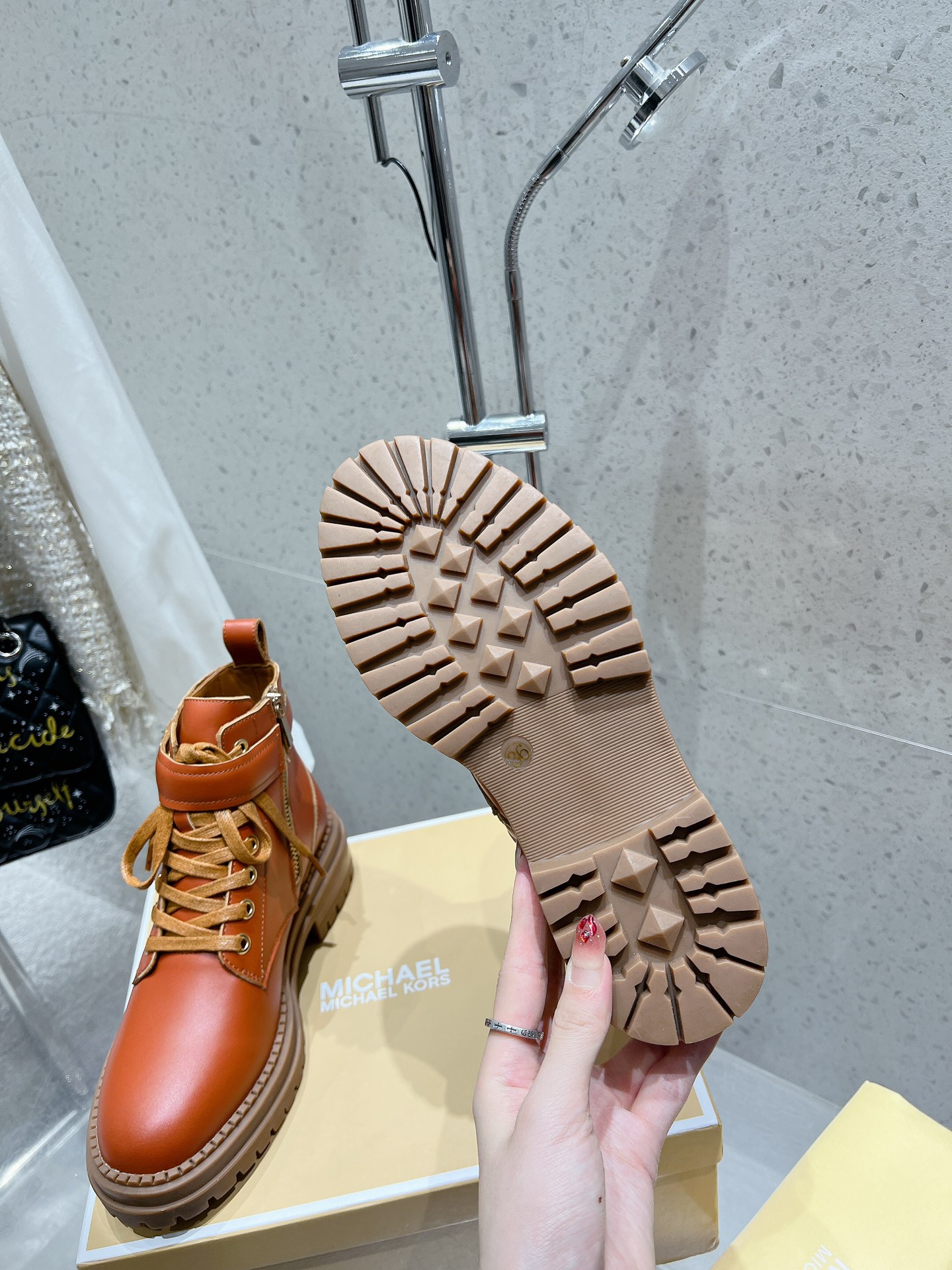 Michael Kors MK New Martin Boots: High-Quality Materials, Synchronized Distribution, Slide-Proof Base - 图片 9