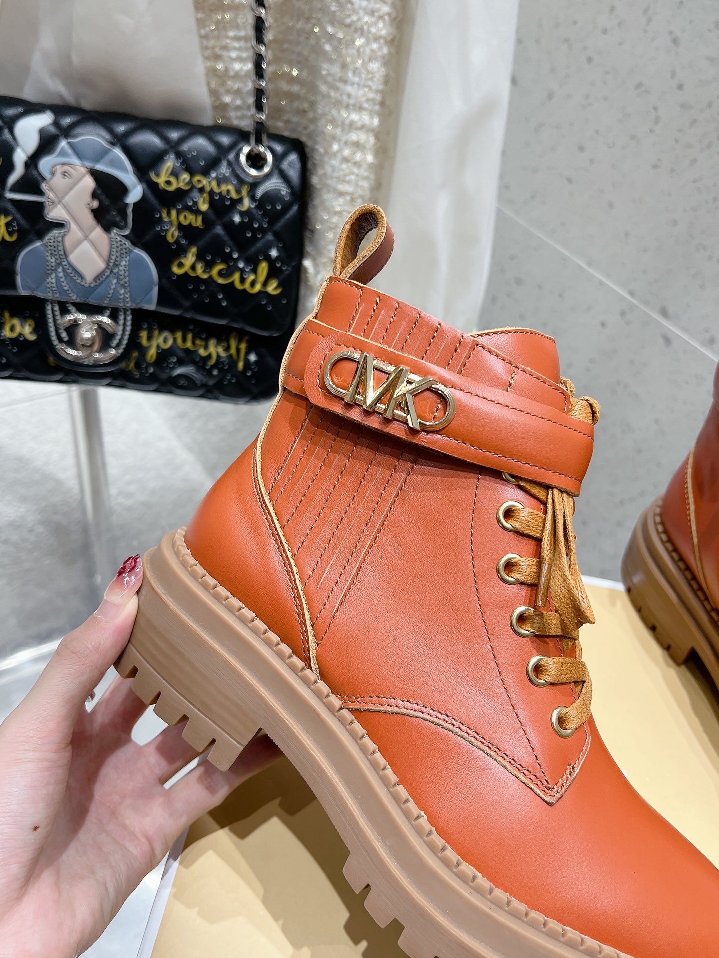 Michael Kors MK New Martin Boots: High-Quality Materials, Synchronized Distribution, Slide-Proof Base - 图片 7