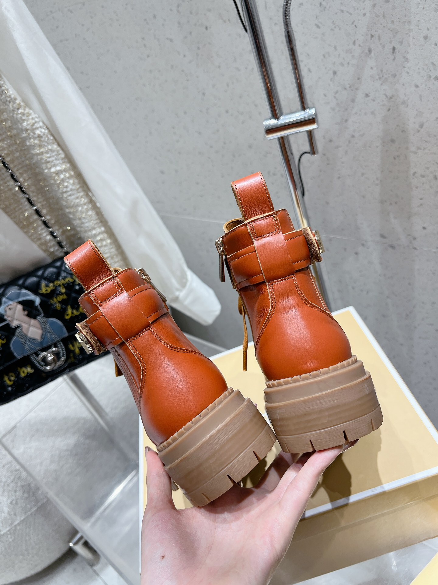 Michael Kors MK New Martin Boots: High-Quality Materials, Synchronized Distribution, Slide-Proof Base - 图片 8