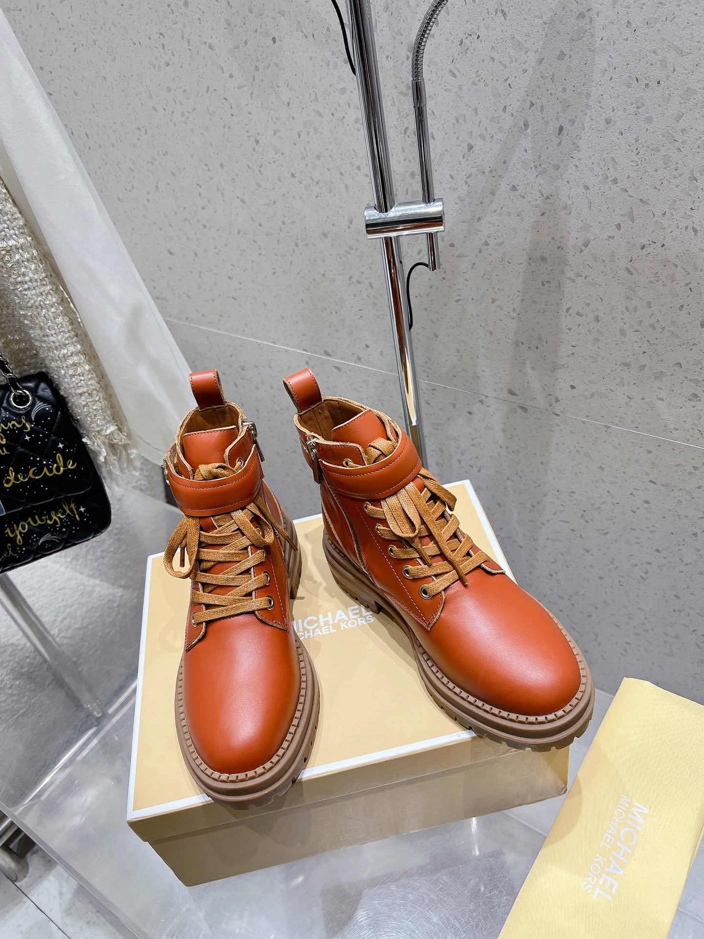 Michael Kors MK New Martin Boots: High-Quality Materials, Synchronized Distribution, Slide-Proof Base - 图片 3