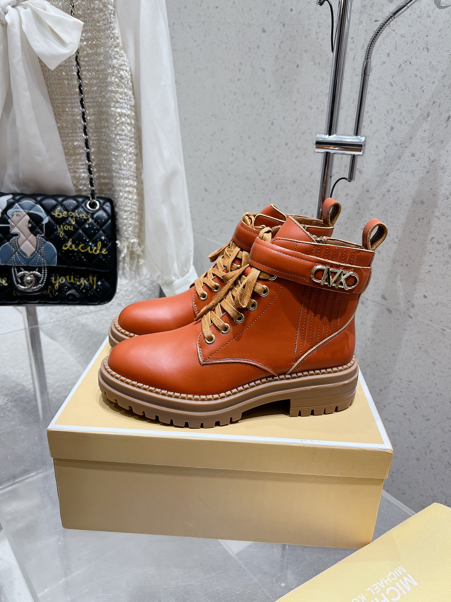 Michael Kors MK New Martin Boots: High-Quality Materials, Synchronized Distribution, Slide-Proof Base - 图片 4