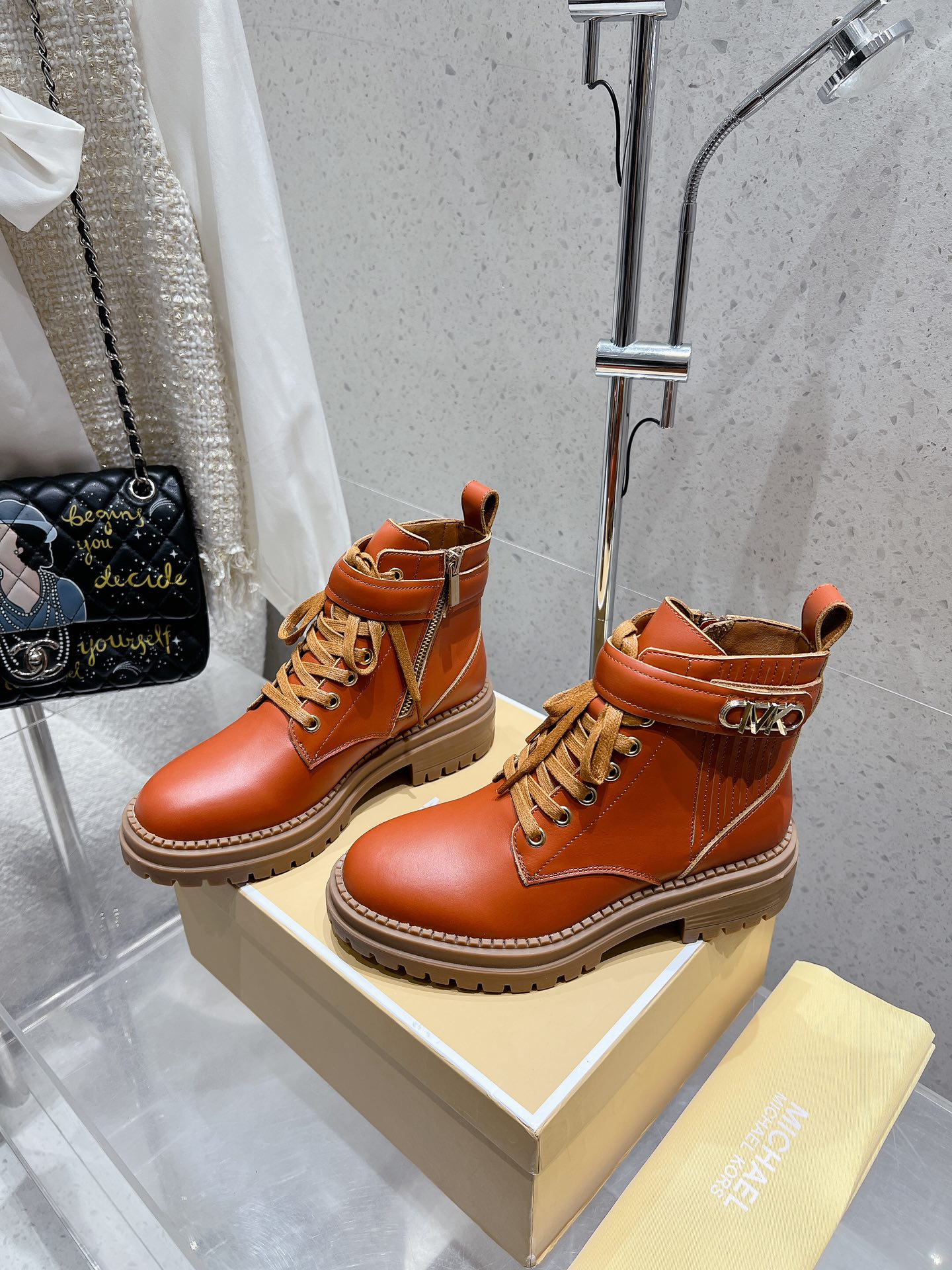 Michael Kors MK New Martin Boots: High-Quality Materials, Synchronized Distribution, Slide-Proof Base - 图片 2