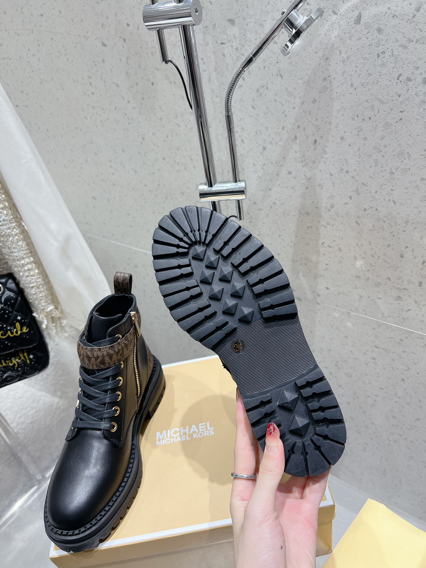 Michael Kors New Martin Boots: Imported Materials, Premium Quality, Size Range 35-41 - 图片 9