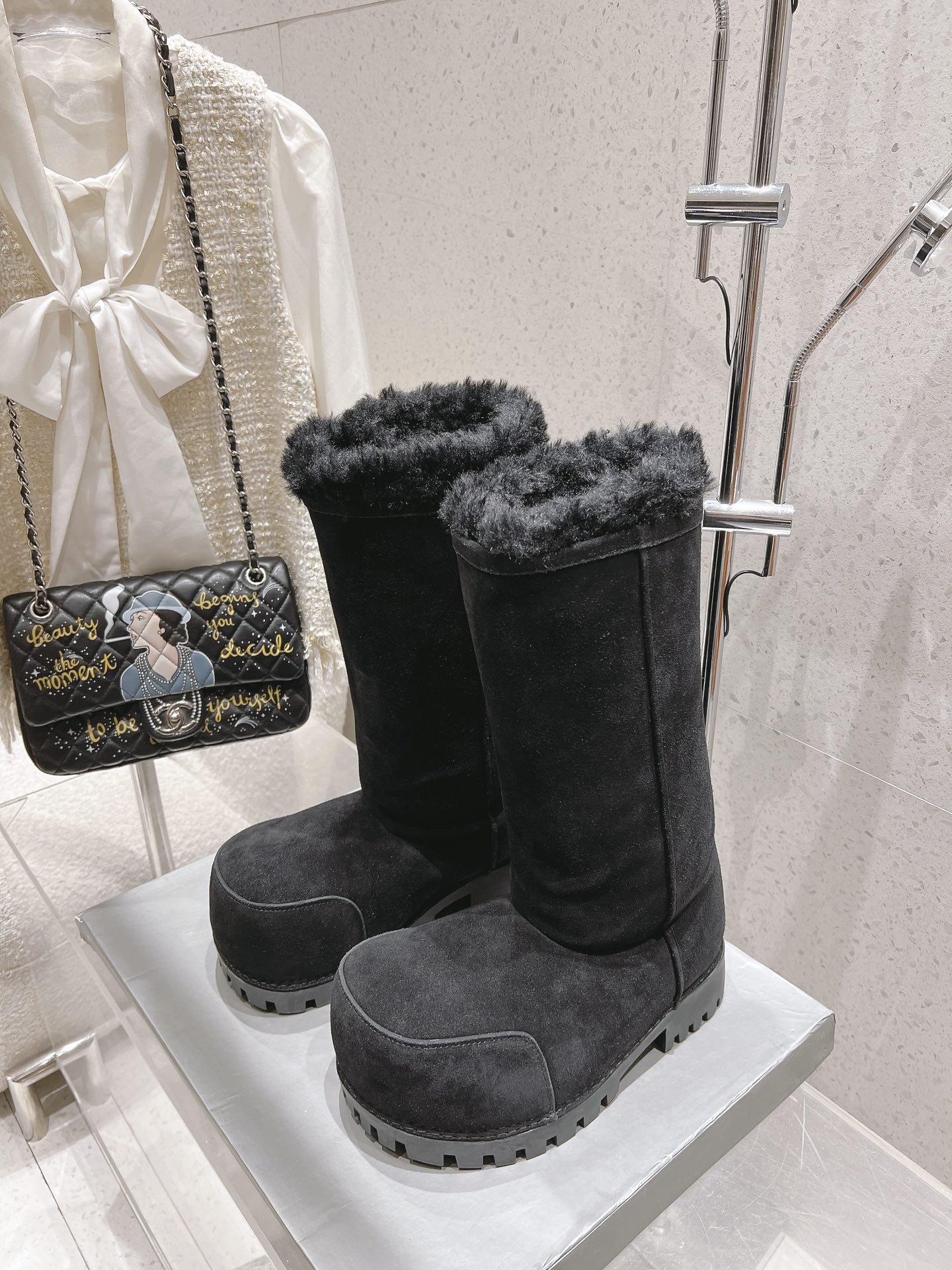 NO:561446,Short boots, mid-calf boots, long boots, men's balenciaga, Balenciaga big-toe snow boots, couple style, fashion regardless of season, Thai star fourth wore Balenciaga's Los Angeles catwalk style bomber and Alaska big boots in the weather in the 30s, it was so explosive! The unique design is full of futuristic and fashionable sense★, people will be attracted to wear it at a glance, you are a trend-setter at the forefront of fashion, release your personality and charm to the fullest. Pure wool  Sizes 35-45 (40 for women and 45 for men, custom-made and non-returnable), snow boots, balenciaga, balenciaga, boots19860909短靴 中筒靴 长靴 男款 balenciaga 巴黎世家 大头靴雪地靴 情侣款 时尚不分季节,泰国明星fourth在30几度的天气穿着巴黎世家 洛杉矶走秀款bomber和阿拉斯加大靴子,简直太炸了!独特的设计充满了未来感与时尚感★,让人一眼就被吸引穿上它,你就是走在时尚前沿的弄潮儿,尽情释放自己的个性与魅力 纯羊毛 35-45码（女40 男45定做不退换）,雪地靴,balenciaga,balenciaga,boots,Women's Shoes