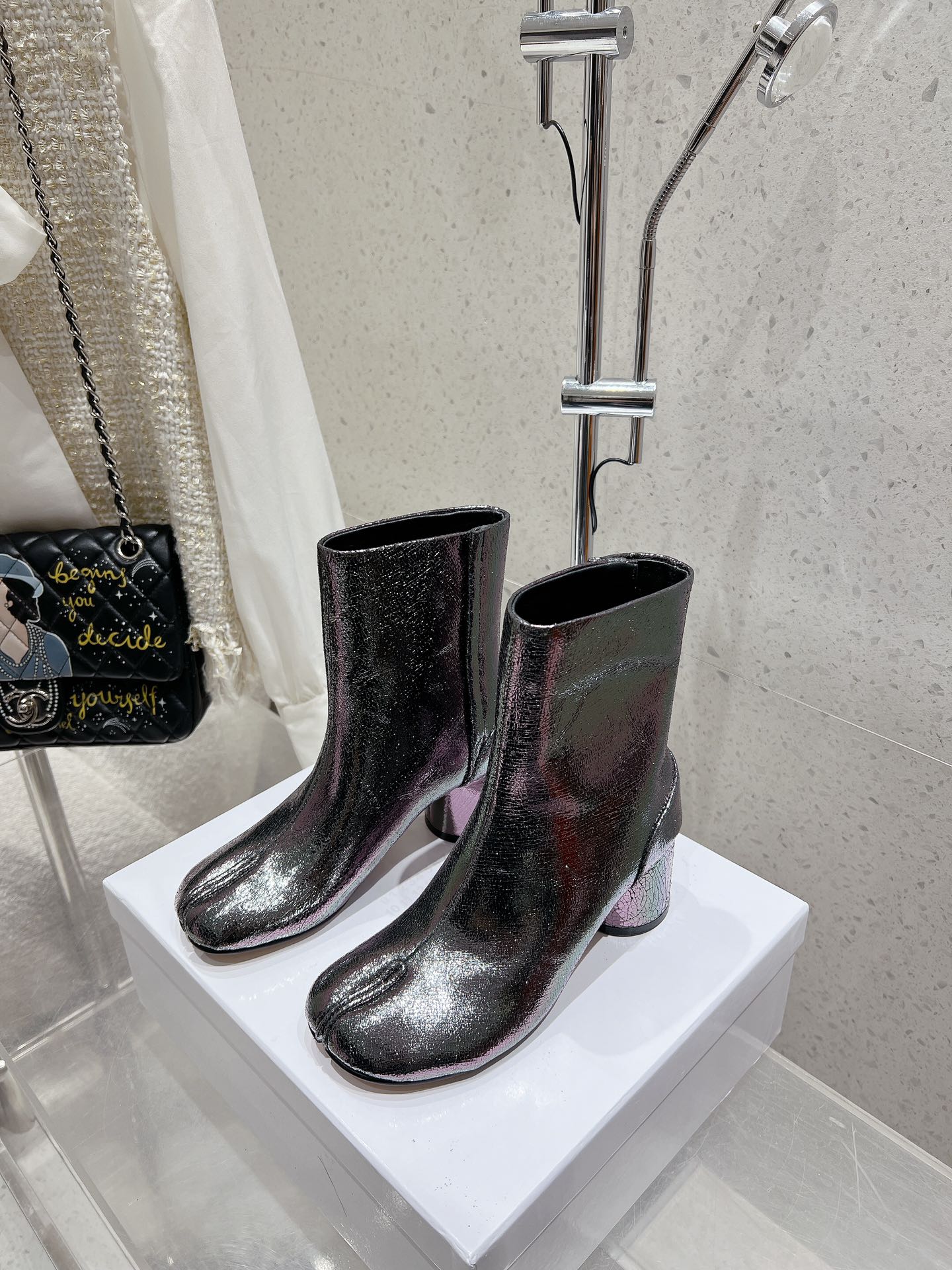 NO:512201,Maison Margiela Classic split-toe boots MM6 short boots Very high recognition, full comfort, and a decisive item that will not be outdated. Crack cowhide upper, imported leather sole Top quality 35-41 (40.41 custom-made without return), boots, masion margiela,masion margiela,boots,cowhide,Leather soles19860909Maison Margiela 马吉拉经典分趾靴 MM6短靴 辨识度极高,舒适度满分,不会过时的决绝子单品 爆裂纹牛皮鞋面,进口真皮大底 顶级品质35-41（40.41定制不退换）,靴子,masion margiela,masion margiela,boots,cowhide,Leather soles,Women's Shoes