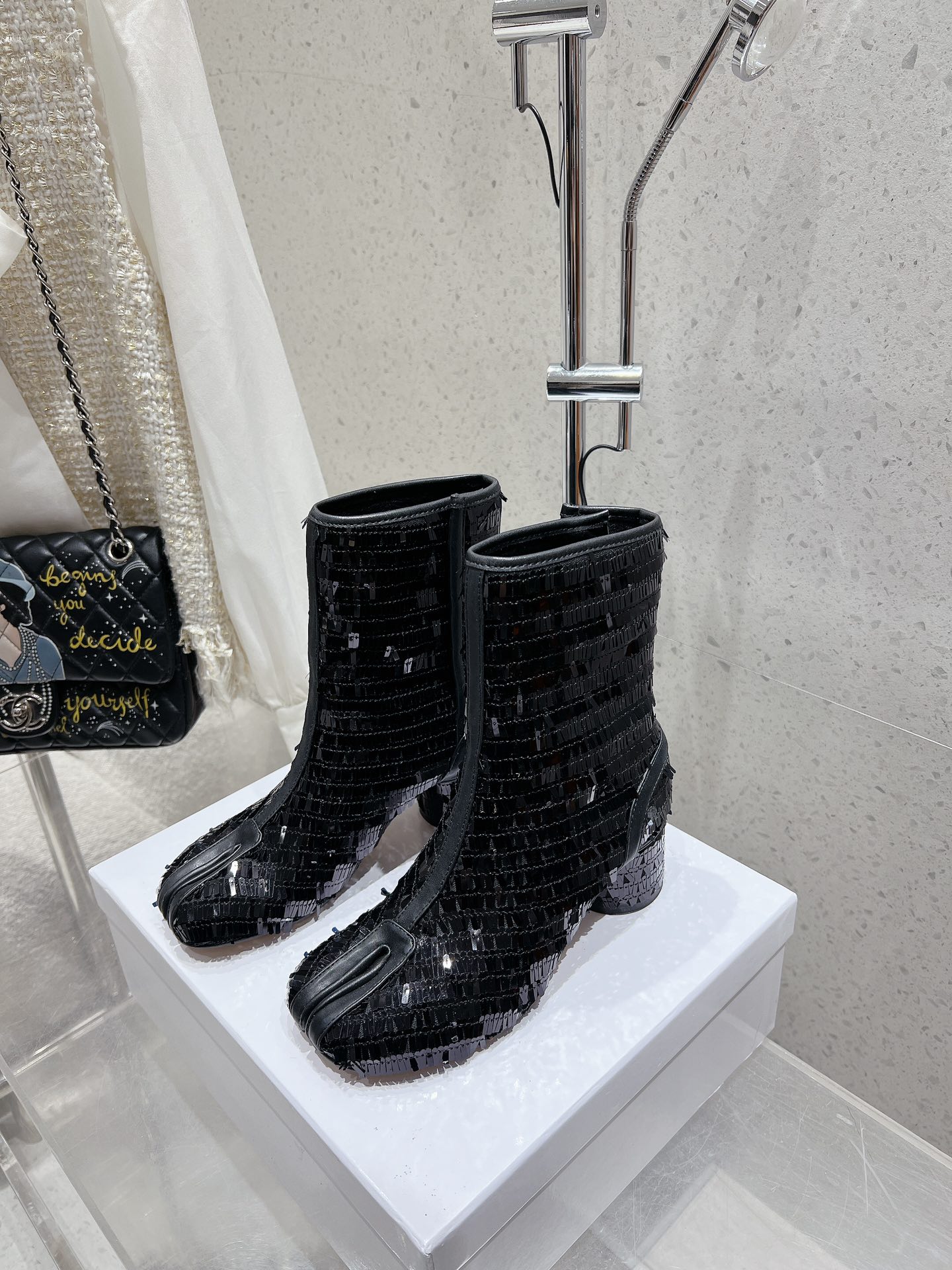 NO:512204,Maison Margiela Classic split-toe boots MM6 short boots Very high recognition, full comfort, and a decisive item that will not be outdated Imported special materials Plate bead upper, imported leather sole Top quality 35-41 (40.41 custom-made without return), boots, masion margiela, masion margiela, boots, Leather soles19860909Maison Margiela 马吉拉经典分趾靴 MM6短靴 辨识度极高,舒适度满分,不会过时的决绝子单品 进口特殊材质 片珠鞋面,进口真皮大底 顶级品质35-41（40.41定制不退换）,靴子,masion margiela,masion margiela,boots,Leather soles,Women's Shoes