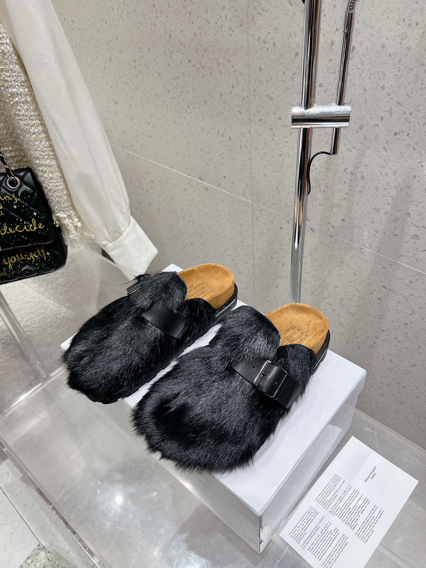 NO:512218,Purchase level #Majila Furry shoes with split toe and one foot, Boken Furry toe Tabi Slippers The split toe design of the Majila logo is matched with a little strap design. It is simple and distinctive. The foot feels comfortable and easy to wear and not tired. The upper is imported lamb wool, inner lining, sheepskin, original molded sole. Size 35-40 (40 custom made without return or exchange), semi-drag furry shoes, masion margiela, slippers, sheepskin19860909代购级别 #马吉拉 毛毛鞋分趾一脚蹬博肯分趾tabi包头拖鞋 马吉拉标志的分趾设计搭配一点点带子设计 很简约很有特色 脚感舒适好穿暴走不累 鞋面进口羊羔毛 内里羊皮内里 原版原版开模鞋底 码数35-40（40定做不退换）,半拖毛毛鞋,masion margiela,slippers,sheepskin,Women's Shoes