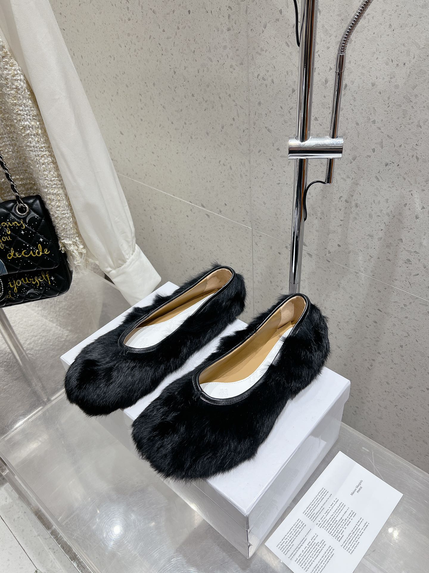 NO:512215,Purchase level Maison Margiela MM6 Tabi split-toe shoes exclusive new new product version buyer purchase 1:1 perfect replica of split-toe shoes Original open-model double-layer genuine leather sole Original cover shoe shape is very generous, easy to control with various styles The boon of small short legs The upper body instantly becomes big and long legs, the upper foot is not restricted by routine, be yourself as you like ~ The fried chicken on the feet is soft and comfortable The upper imported slider fur (real hair is not ordinary fake hair) The inner original genuine leather The original open-model sole Size35-40 (40 custom-made without return and exchange), single shoes on the fur shoes, masion margiela19860909代购级别 Maison Margiela 玛吉拉MM6家tabi分趾鞋毛毛鞋独家新品最高版本买手代购1:1完美复刻 分趾单鞋 原版开模双层真皮鞋底 原版套楦鞋型很大方 搭配各种风格都轻松驾驭 小短腿的福音 上身瞬间秒变大长腿 上脚不被常规所拘束,随心所欲做自己～上脚炒鸡柔软舒适 鞋面进口滑子毛（真毛非普通假毛） 内里原版真皮 大底原版开模鞋底 Size35-40（40定做不退换）,毛毛鞋单鞋,masion margiela,Women's Shoes