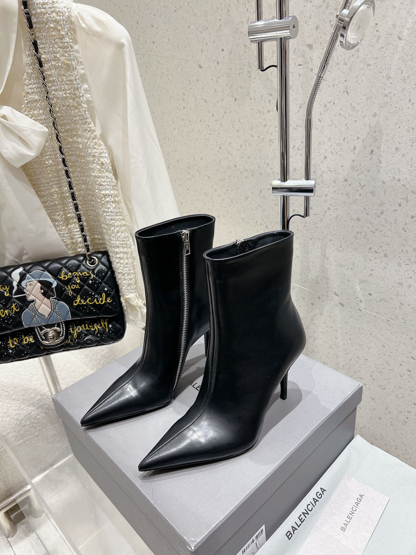 NO:561410,High Version Short Boots Long Boots 480 Balenciaga Balenciaga Zippered High Heel Boots. Ankle boots are equipped with sharp pointed toes and are highly sought after by the public. The handsome and highly recognizable zipper shows your luxurious status. The elegant high heels can also help you slightly taller your figure. Pointed ankle boots are a good alternative to brand mules in the new season. Fans must not miss it. They can be paired with cropped trousers or straight jeans. Imported grade A cowhide, sheepskin lining, Italian genuine leather outsole Size: 35~40 40 customized, boots, balenciaga, balenciaga, boots, cowhide, sheepskin, Leather soles19860909高版本 短靴 长靴480 Balenciaga巴黎世家拉链高跟靴 踝靴配有利若刀鋒的尖頭,備受大眾的追捧,帥氣辨識度頗高的拉鍊顯奢華身份,秀氣的高跟還能助你略微拔高身形.尖頭踝靴是新一季替代品牌穆勒鞋的穿搭佳品,粉絲們絕對不可錯過,不妨搭配露踝褲裝或直筒牛仔褲 进口A级牛皮,羊皮內里,意大利真皮大底 Size : 35~40 40定做,靴子,balenciaga,balenciaga,boots,cowhide,sheepskin,Leather soles,Women's Shoes