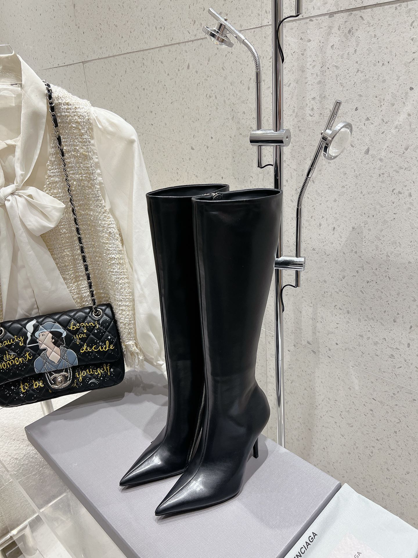 NO:561416,High version Short boots 370 Long boots Balenciaga zippered high-heeled boots. Ankle boots are equipped with sharp pointed toes, which are highly sought after by the public. The handsome and highly recognizable zipper shows a luxurious status. The elegant high heels can also help you slightly taller your figure. Pointed-toed ankle boots are a good alternative to brand mules in the new season. Fans must not miss it. They can be paired with cropped trousers or straight jeans. Imported grade A cowhide, sheepskin lining, Italian genuine leather outsole Size: 35~40 40 customized, boots, balenciaga, balenciaga, boots, cowhide, sheepskin, Leather soles19860909高版本 短靴370 长靴 Balenciaga巴黎世家拉链高跟靴 踝靴配有利若刀鋒的尖頭,備受大眾的追捧,帥氣辨識度頗高的拉鍊顯奢華身份,秀氣的高跟還能助你略微拔高身形.尖頭踝靴是新一季替代品牌穆勒鞋的穿搭佳品,粉絲們絕對不可錯過,不妨搭配露踝褲裝或直筒牛仔褲 进口A级牛皮,羊皮內里,意大利真皮大底 Size : 35~40 40定做,靴子,balenciaga,balenciaga,boots,cowhide,sheepskin,Leather soles,Women's Shoes