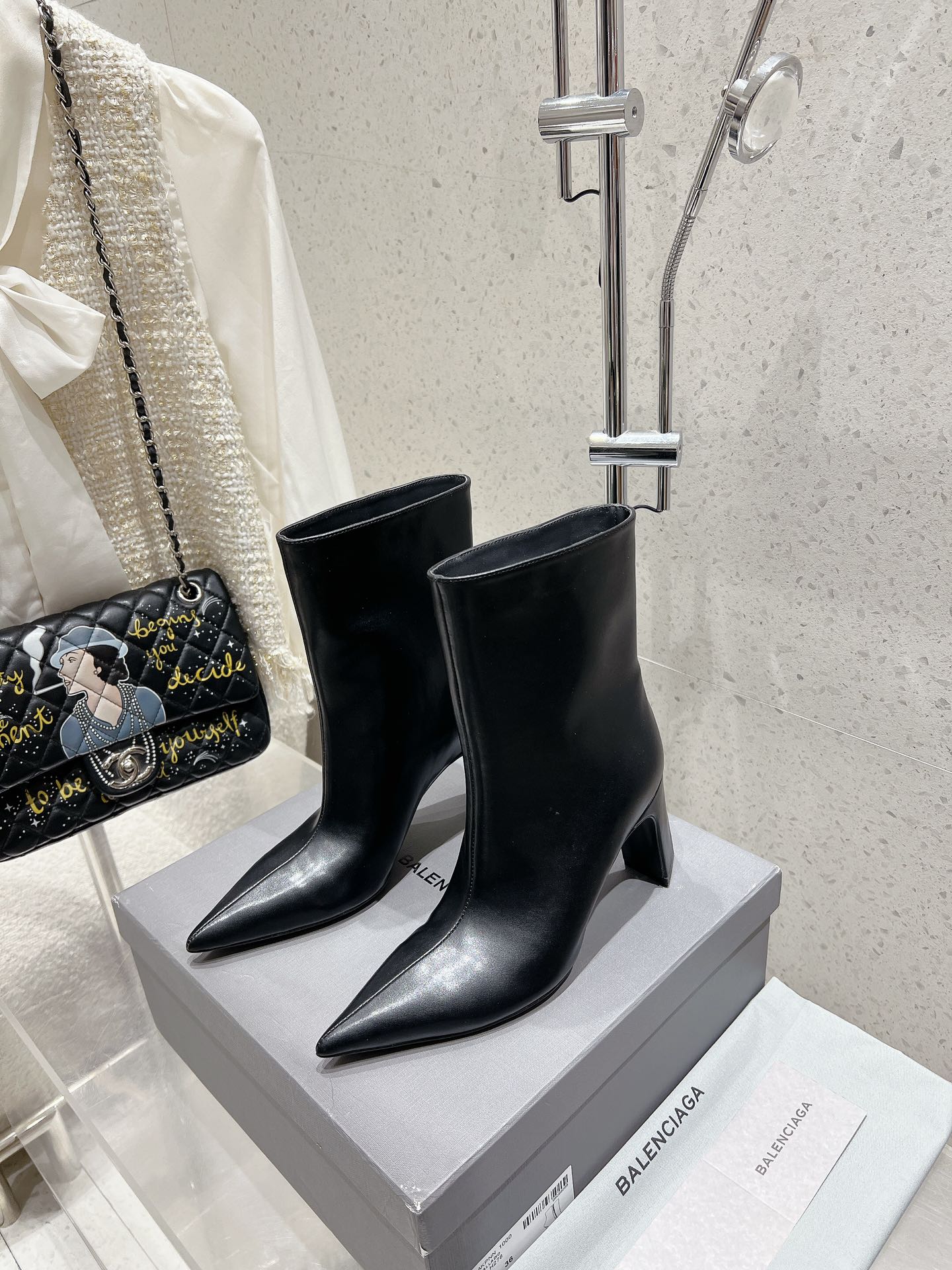 NO:561421,High Version Short Boots Long Boots 450 Balenciaga Balenciaga Zippered High Heel Boots Ankle boots are equipped with razor sharp pointed toes and are highly sought after by the public. The handsome and highly recognizable zipper shows your luxurious status. The elegant high heels can also help you slightly taller your figure. Pointed toe ankle boots are a good alternative to brand mules in the new season. Fans must not miss it. They can be paired with cropped trousers or straight jeans. Imported grade A cowhide, sheepskin lining, Italian genuine leather outsole Size: 35~40 40 customized, boots, balenciaga, balenciaga, boots, cowhide, sheepskin, Leather soles19860909高版本 短靴 长靴450 Balenciaga巴黎世家拉链高跟靴 踝靴配有利若刀鋒的尖頭,備受大眾的追捧,帥氣辨識度頗高的拉鍊顯奢華身份,秀氣的高跟還能助你略微拔高身形.尖頭踝靴是新一季替代品牌穆勒鞋的穿搭佳品,粉絲們絕對不可錯過,不妨搭配露踝褲裝或直筒牛仔褲 进口A级牛皮,羊皮內里,意大利真皮大底 Size : 35~40 40定做,靴子,balenciaga,balenciaga,boots,cowhide,sheepskin,Leather soles,Women's Shoes