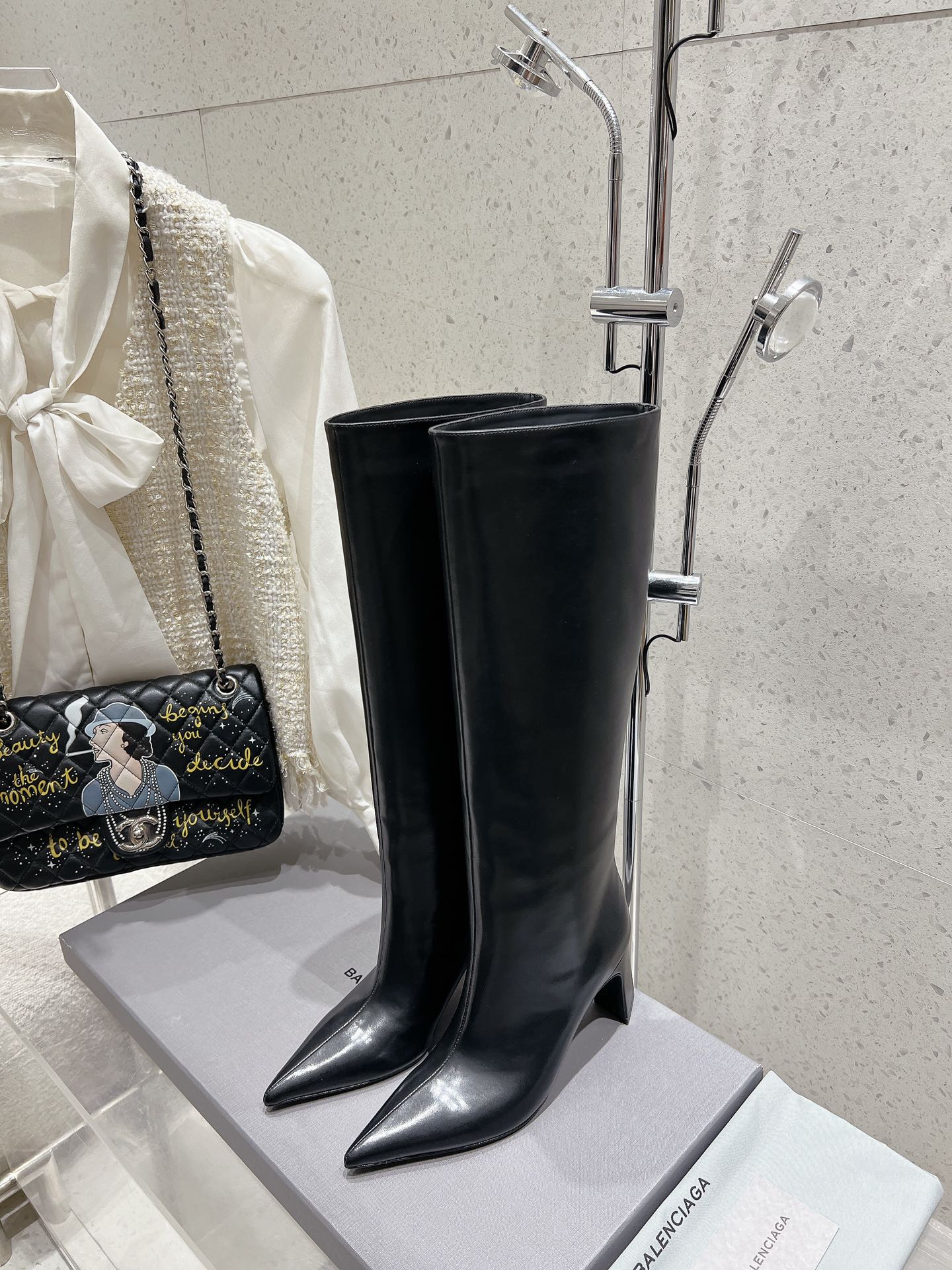 NO:561427,High Version Short Boots 360 Long Boots Balenciaga Zippered High Heel Boots Ankle boots are equipped with razor-sharp pointed toes and are highly sought after by the public. The handsome and highly recognizable zipper shows your luxurious status. The elegant high heels can also help you slightly taller your figure. Pointed toe ankle boots are a great alternative to brand mules in the new season. Fans must not miss it. They can be paired with cropped trousers or straight jeans. Imported grade A cowhide, sheepskin lining, Italian genuine leather outsole Size: 35~40 40 customized, boots, balenciaga, balenciaga, boots, cowhide, sheepskin, Leather soles19860909高版本 短靴360 长靴 Balenciaga巴黎世家拉链高跟靴 踝靴配有利若刀鋒的尖頭,備受大眾的追捧,帥氣辨識度頗高的拉鍊顯奢華身份,秀氣的高跟還能助你略微拔高身形.尖頭踝靴是新一季替代品牌穆勒鞋的穿搭佳品,粉絲們絕對不可錯過,不妨搭配露踝褲裝或直筒牛仔褲 进口A级牛皮,羊皮內里,意大利真皮大底 Size : 35~40 40定做,靴子,balenciaga,balenciaga,boots,cowhide,sheepskin,Leather soles,Women's Shoes