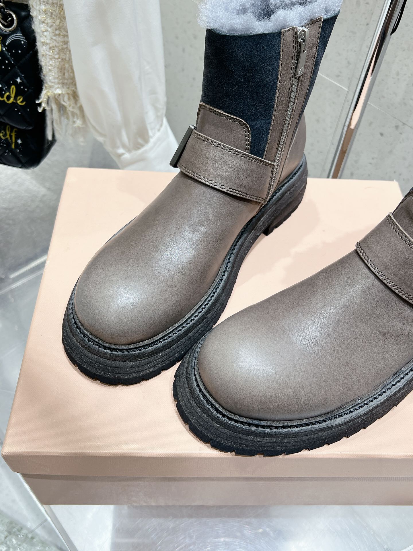 Luxurious Short Boots: AGL 24ss Collection Summary - 图片 7