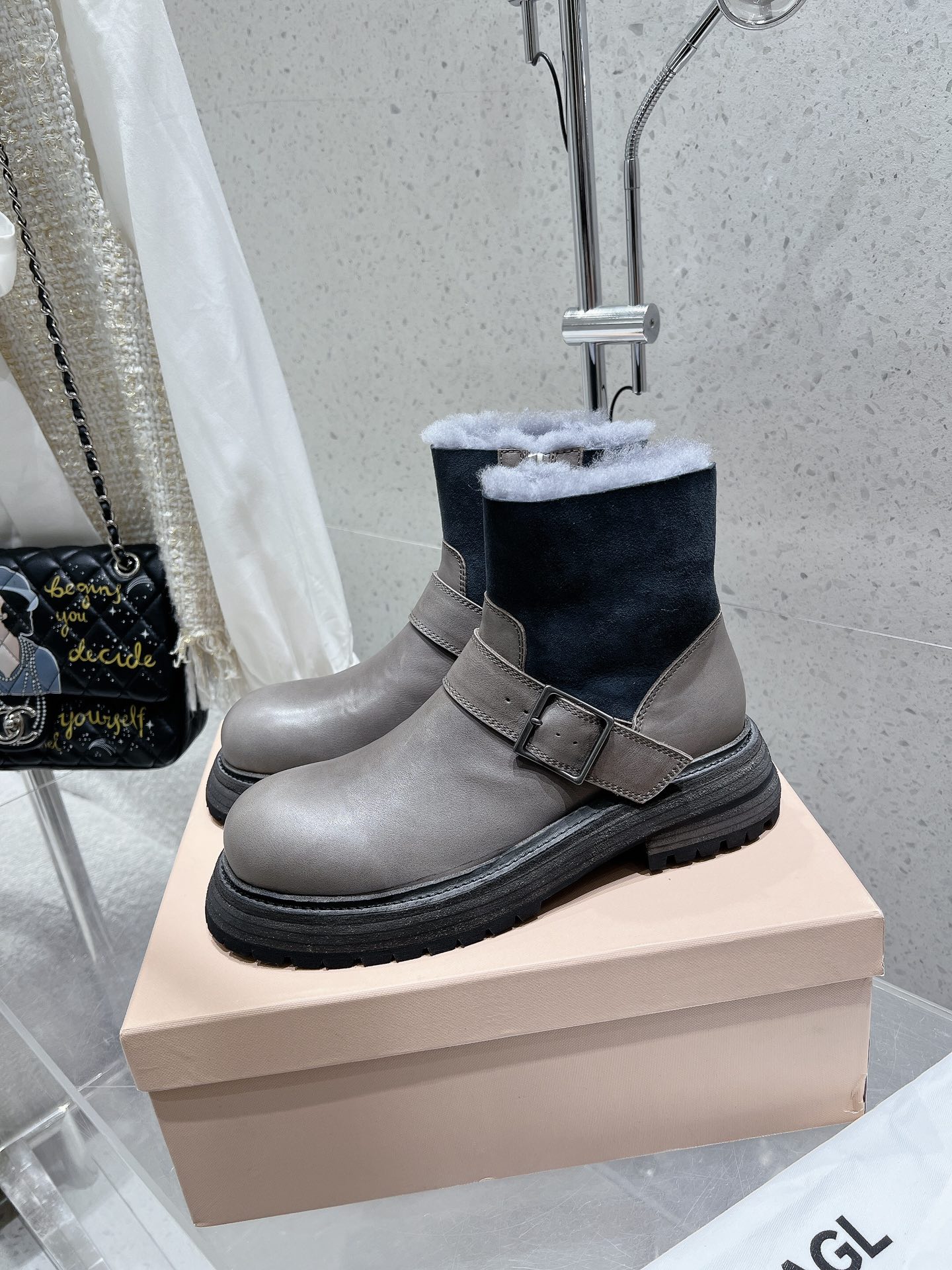 Luxurious Short Boots: AGL 24ss Collection Summary - 图片 4
