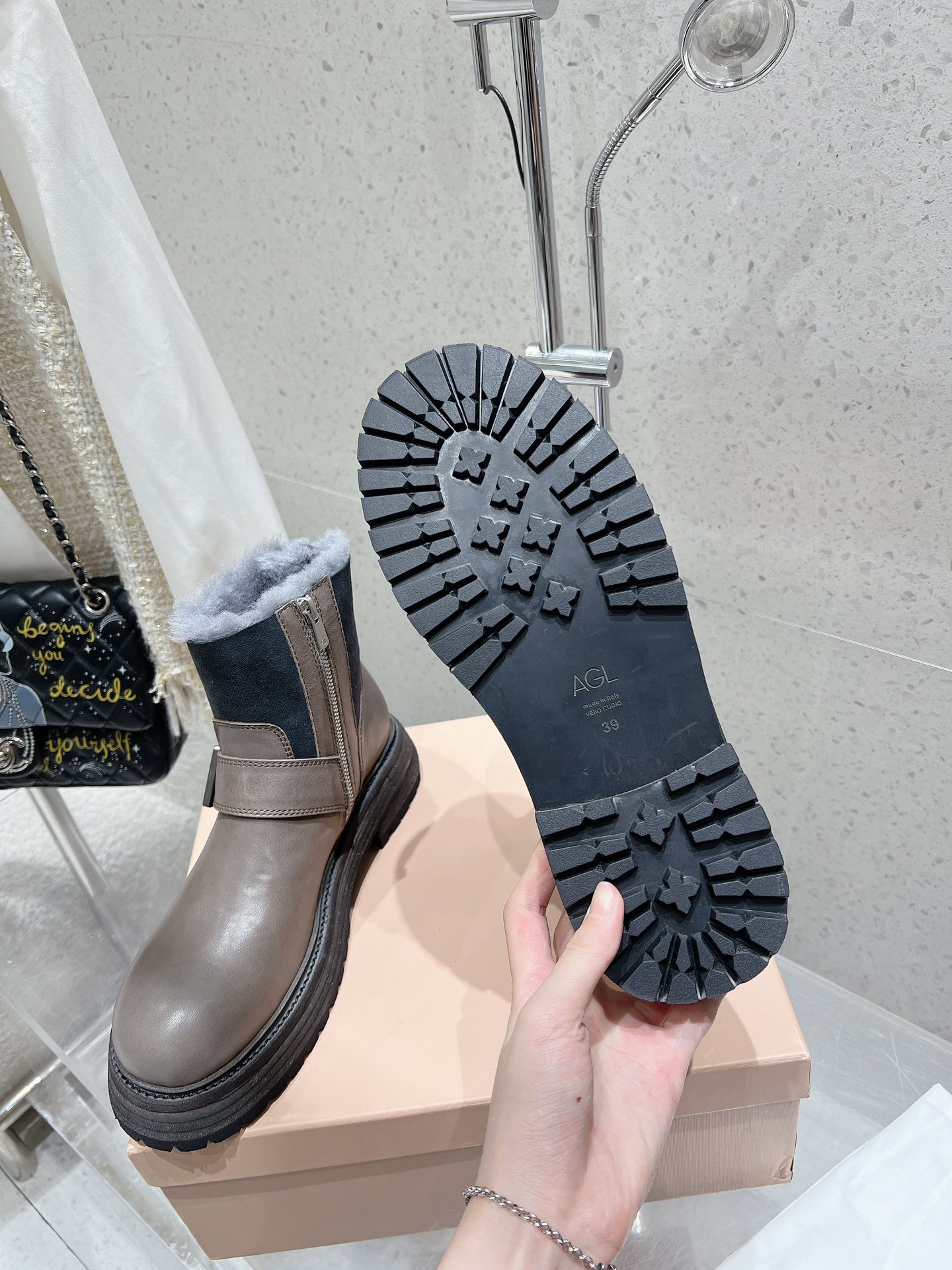 Luxurious Short Boots: AGL 24ss Collection Summary - 图片 9