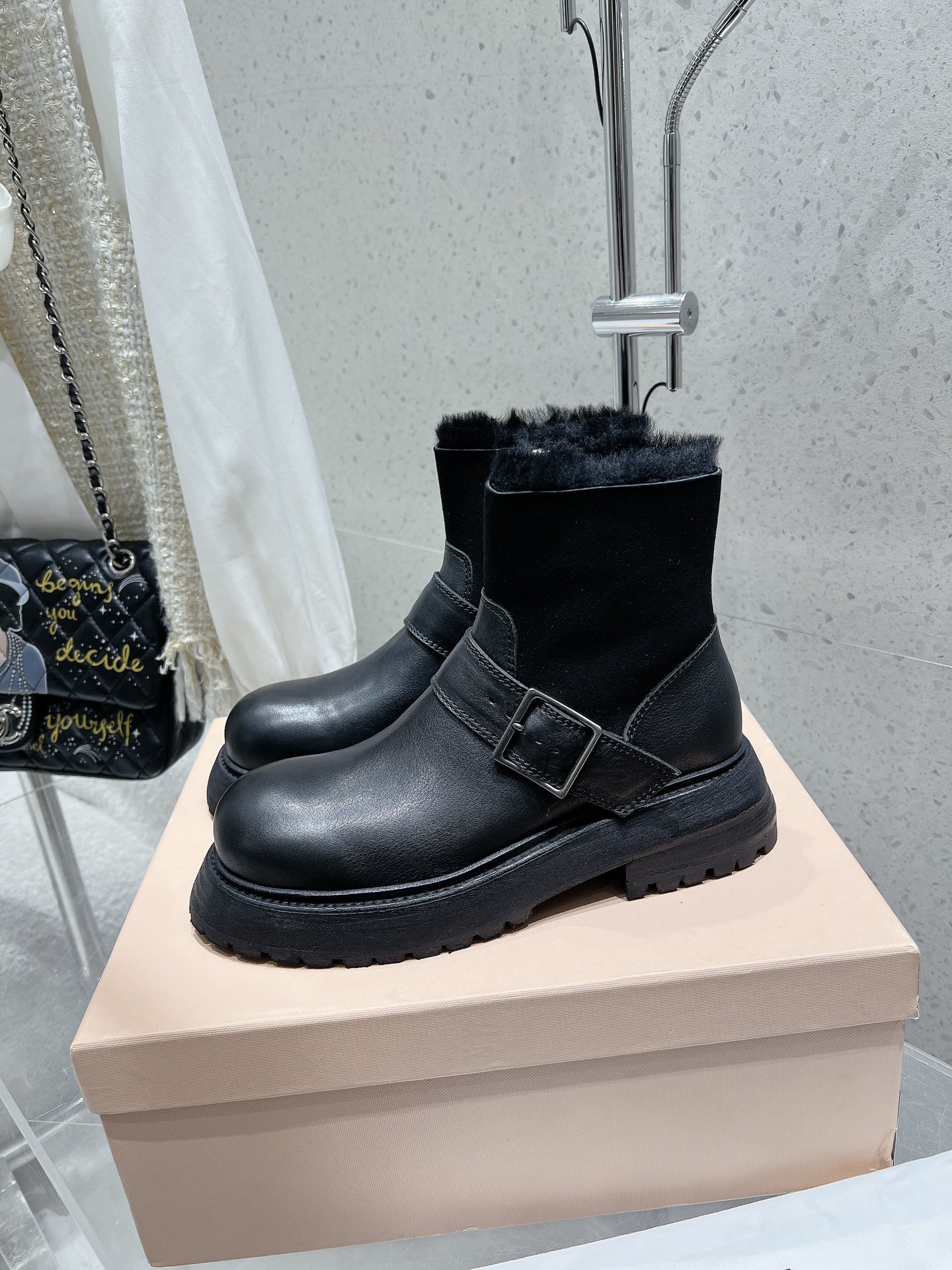 Luxurious Short Boots: AGL 24ss Collection Overview - 图片 4