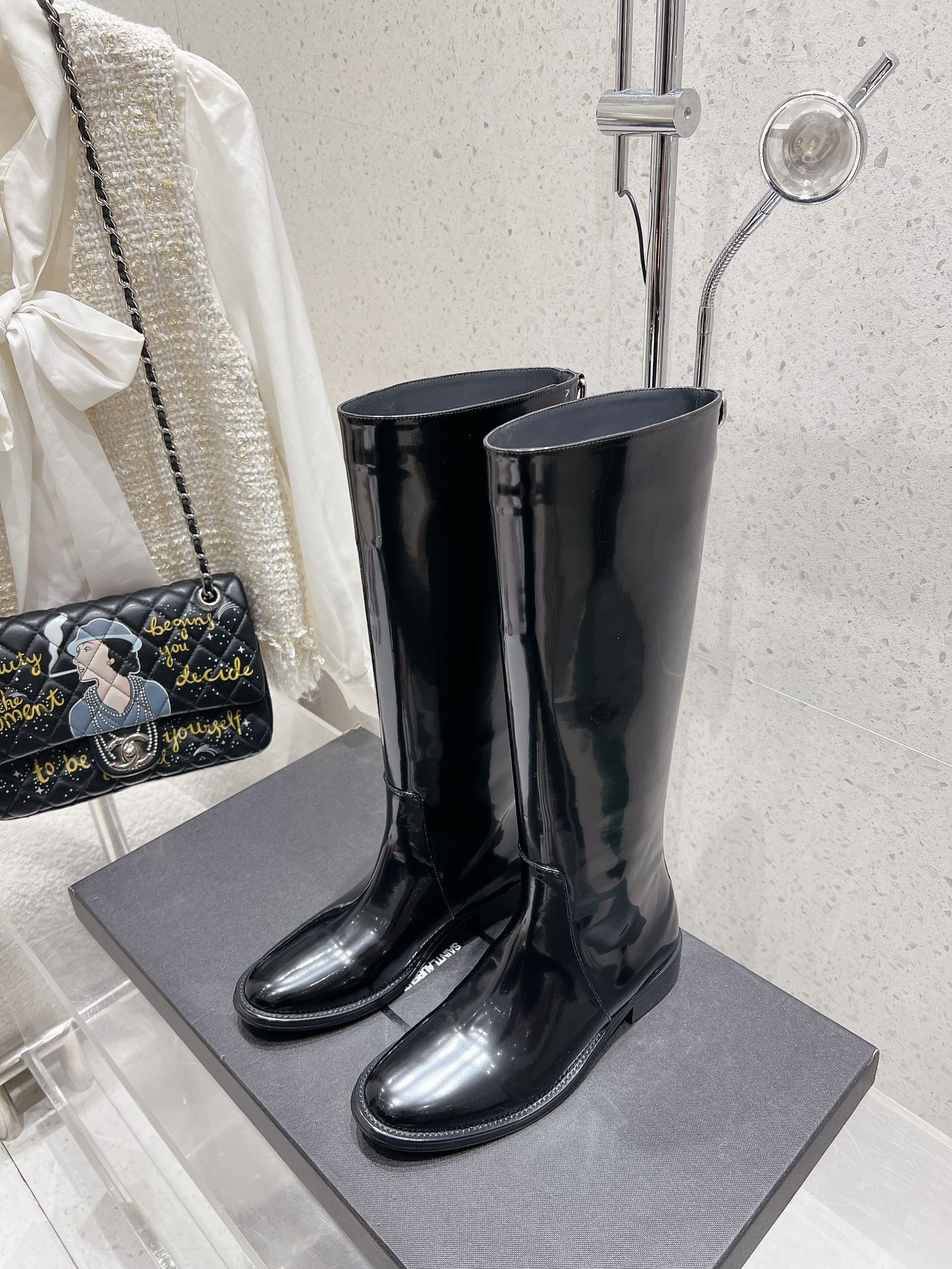 NO:561462,SAINT LAURENT YSL 24S new knight boots. New flat knight boots. The tough lines outline a firm outline and show a strong aura. They can be perfectly matched with tight jeans or elegant long skirts. Open edge beaded cowhide on the upper, water-dyed goatskin on the inside. Heel height 4cm. Size 35-39 (40 made to order, non-returnable), boots, saint laurent, saint  laurent,boots,skirts,jeans,cowhide,sheepskin19860909SAINT LAURENT YSL 24S新款骑士靴 新款平底骑士靴,硬朗的线条勾勒出坚定的轮廓,展现强大气场,紧身牛仔裤还是飘逸长裙都能完美搭配. 鞋面开边珠牛皮 内里水染山羊皮 跟高4cm 码数35-39(40订做不退换）,靴子,saint laurent,saint laurent,boots,skirts,jeans,cowhide,sheepskin,Women's Shoes