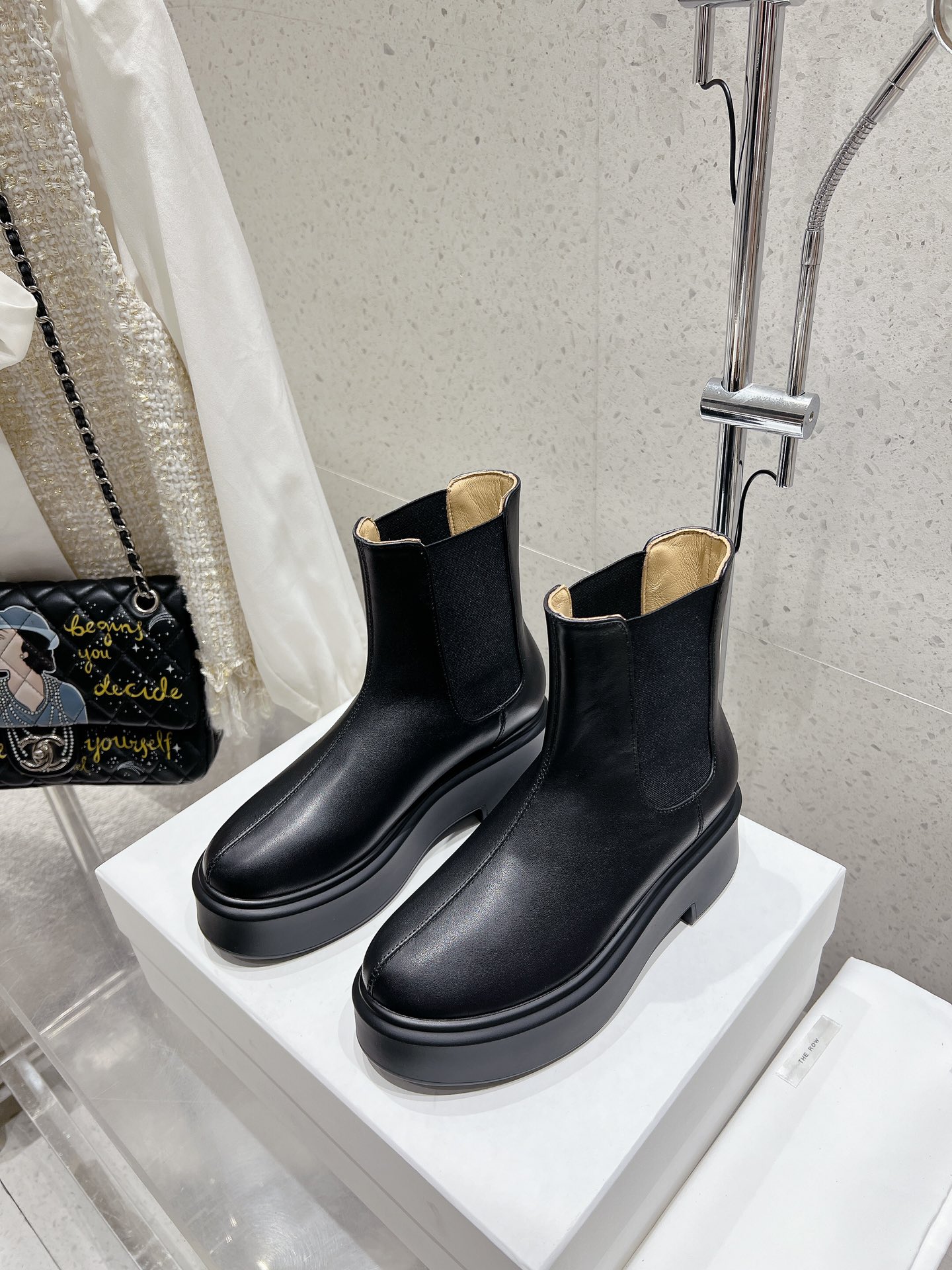 NO:486561,Top version of THEROW autumn and winter new elastic classic thick-soled short boots. Many celebrity demonstration originals are purchased. Top restoration. The upper is customized with imported calfskin super soft mixed-bred sheepskin inner footbed. The front zipper design is simple and fashionable!  The foot is super comfortable and super pedicure. The PU foam material formed by the molded sole is consistent with the original version and is very light and soft!  Original matching heel height 5cm, 35-39 (40 41 custom made), boots, boots, cowhide, sheepskin19860909顶级版THEROW秋冬新款弹力经典厚底短靴.超多明星示范原版购入 顶级还原.鞋面原版定制进口小牛皮超柔软混种羊皮内里垫脚.前拉链的设计,简约时髦！上脚超舒服超修脚.开模鞋底一体成型的PU发泡材质,与原版一致很轻很软！原版配套 跟高5cm 码数35-39（40 41定做）,靴子,boots,cowhide,sheepskin,Women's Shoes