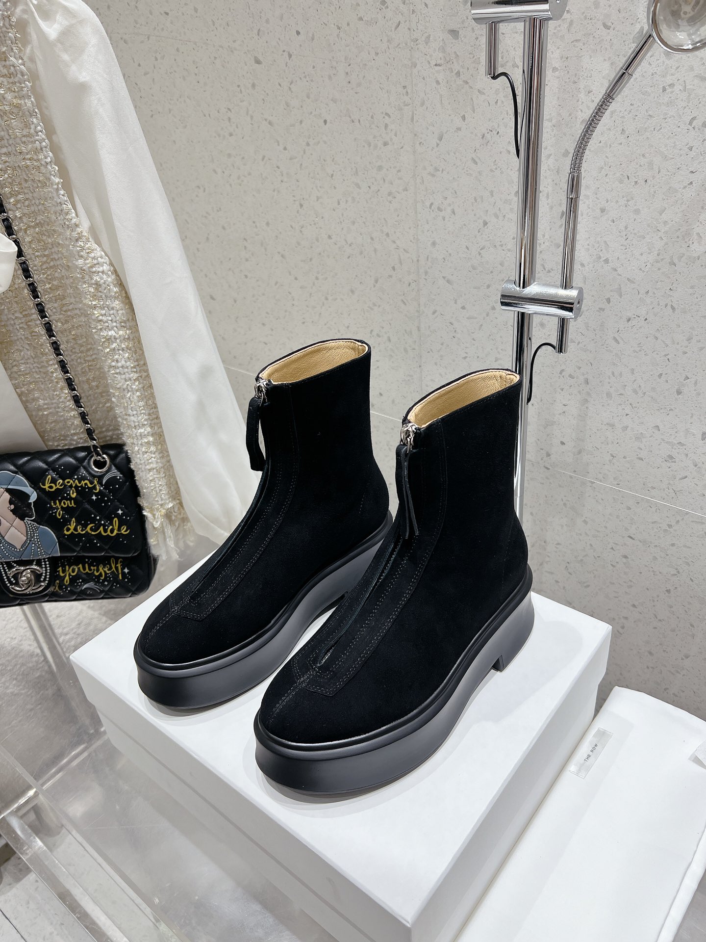 NO:486419,Top version of THEROW autumn and winter new zippered classic thick-soled short boots. Many celebrity demonstration originals purchased top-level restoration. The upper is customized with imported calfskin super soft mixed-bred sheepskin inner footbed. The front zipper design is simple and fashionable!  The foot is super comfortable and super pedicure. The PU foam material formed by the molded sole is consistent with the original version and is very light and soft!  Original matching heel height 5cm, 35-39 (40 41 custom made), boots, boots, cowhide, sheepskin19860909顶级版THEROW秋冬新款拉链经典厚底短靴.超多明星示范原版购入 顶级还原.鞋面原版定制进口小牛皮超柔软混种羊皮内里垫脚.前拉链的设计,简约时髦！上脚超舒服超修脚.开模鞋底一体成型的PU发泡材质,与原版一致很轻很软！原版配套 跟高5cm 码数35-39（40 41定做）,靴子,boots,cowhide,sheepskin,Women's Shoes