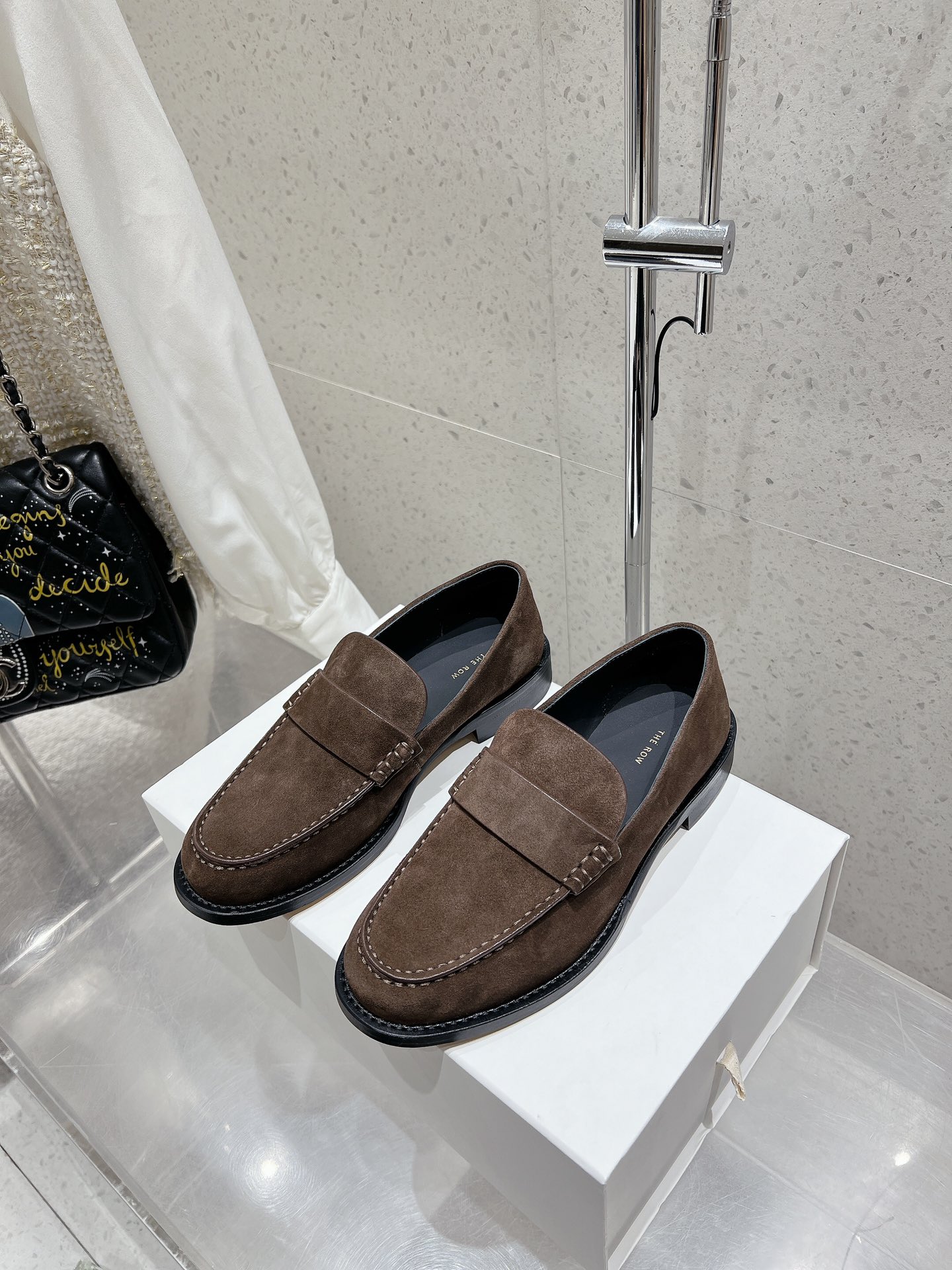 NO:163975,Niujing Cowhide 330 THEROW New Loafers are easy to put on and take off, and the feet are not loose. Imported cowhide Niujing is comfortable. Delicate and soft texture can be felt at the details. Cowhide footbed original Italian imported cowhide size 35-40 (customized for 40), loafers, loafers, cowhide19860909牛京 牛皮330 THEROW 新款乐福鞋 穿脱方便,不掉脚不松垮.进口牛皮牛京舒服 细腻柔软质感看细节都能感受到 牛皮垫脚 原版意大利进口牛皮 码数35-40（40定做）,乐福鞋,loafers,cowhide,Women's Shoes