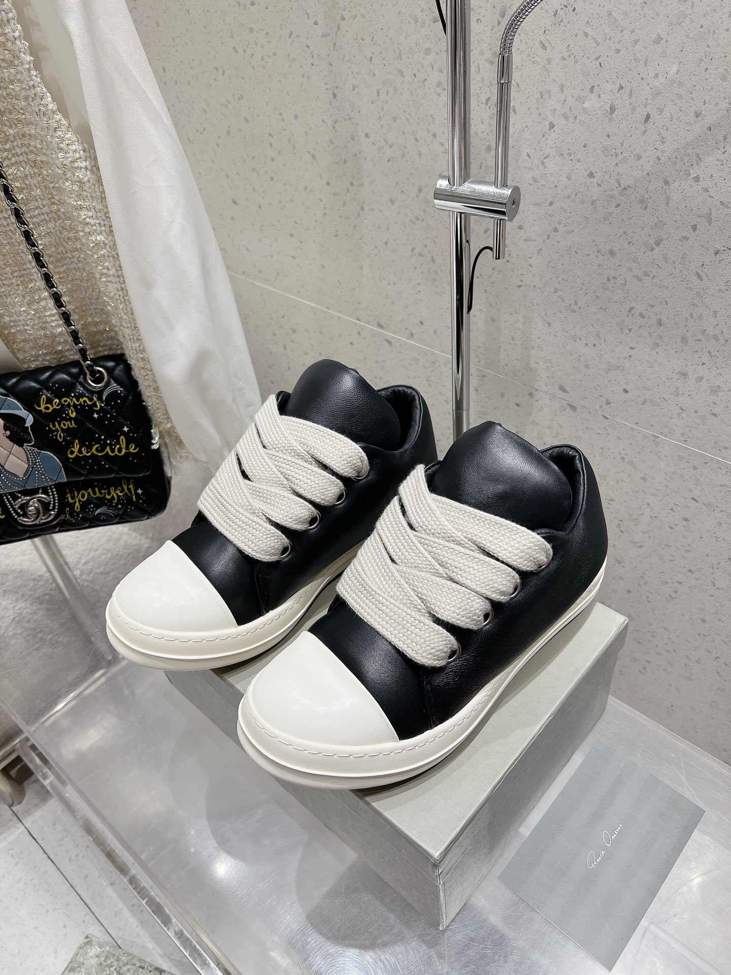 NO:252351,Rick Owens 24/ Strapped bread shoes Small bread is cute and trendy and cool. It is really a fashionable weapon in early spring!  Fully fit, easy to get rid of the passerby feeling. The leather is also soft and the materials are quite exquisite. The cute feet are cute and the insoles are soft and comfortable! Material lambskin surface/cloth surface inner sheepskin inner footbed, large sole TPU sole size 36-40 (40 custom-made, non-return and exchange for men, 38-46 (45.46 custom-made, non-return and exchange for men), casual shoes/sports shoes, sneakers, sheepskin19860909Rick Owens 欧文斯24/ 绑带面包鞋 小面包可可爱爱又潮潮酷酷 真的是早春的时尚利器呢！穿搭适配度满分 轻松摆脱路人感 皮质也是软呼呼的,用料相当考究 上脚萌萌的很可爱 鞋垫软软的很舒适! 材质小羊皮面/布面 内里羊皮内里垫脚 大底TPU大底 码数女36-40（40定制不退换 男38-46（45.46定制不退换）,休闲鞋/运动鞋,sneakers,sheepskin,Women's Shoes