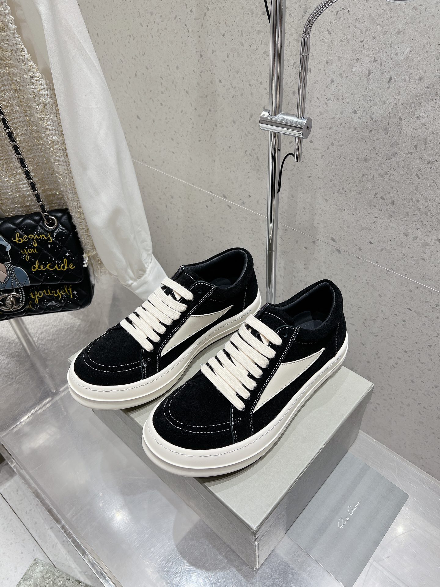 NO:252356,Rick Owens New couple retro shoes dark series casual sneakers original purchase and development Making goods Master the tacit understanding of fashion, use full grain calfskin, exuding high-end light of quality and unique design. Every inch of calfskin is synonymous with luxury, soft touch and aristocratic atmosphere. This is not only a material, but also a perfect pursuit of fashion taste. Match your trendy outfits to instantly improve the overall quality. Upper imported suede/imported calfskin/original mold opening fabric imported silk sheepskin outsole outsole Size women 36-39 (40 customized) men 38-44 (45 46 customized), casual shoes/sports shoes, sneakers, cowhide, sheepskin, chamois leather19860909Rick Owens欧文斯 新款情侣款复古板鞋黑暗系 休闲运动鞋 原版购入开发 做货 掌握时尚的默契,采用全粒面小牛皮,散发出品质与独特设计的高级光芒. 每一寸的小牛皮,都是奢华的代名词,触感柔软,充满贵族气息.这不仅仅是一款材质,更是对时尚品位的完美追求. 搭配你的潮流穿搭,瞬间让整体品质提升. 鞋面进口麂皮/进口小牛皮/原版开模布料 内里进口丝绸羊皮 大底原版开模橡胶大底 Size女36-39（40定做） 男38-44（45 46订做）,休闲鞋/运动鞋,sneakers,cowhide,sheepskin,chamois leather,Women's Shoes