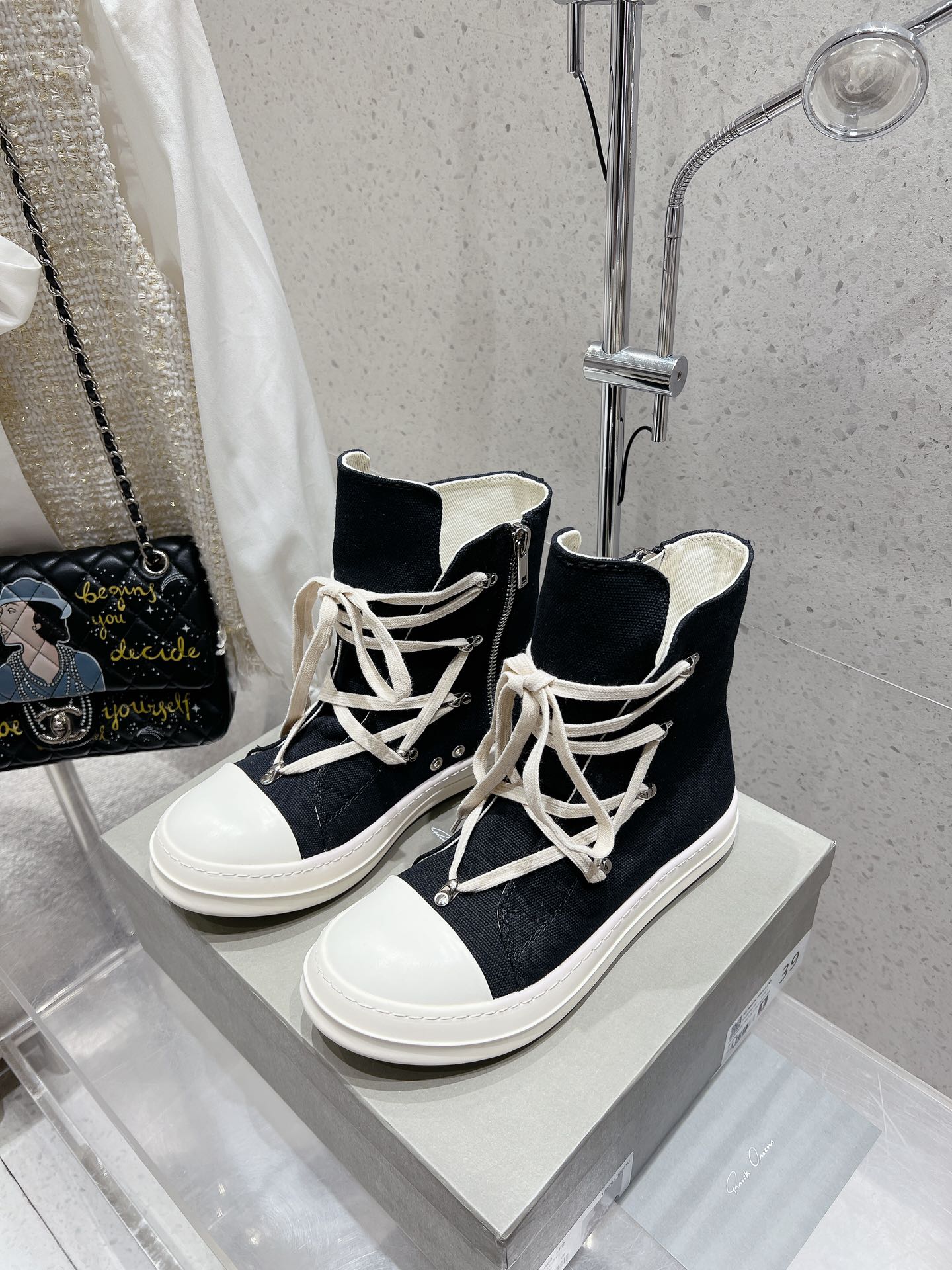 NO:252361,Rick Owens, new couple motorcycle boots, strapped boots, original purchase and development, making goods, master the tacit understanding of fashion, use full-grain calfskin, exuding the high-end light of quality and unique design. Every inch of calfskin is synonymous with luxury, soft touch and aristocratic atmosphere. This is not only a material, but also a perfect pursuit of fashion taste. Match your trendy outfits to instantly improve the overall quality. Upper imported suede/imported calfskin/original mold opening fabric, imported silk sheepskin, outsole original mold opening rubber outsole Size women 36-39 (40 custom made) 38-44 (45 46 custom made), casual shoes/sports shoes, boots, sneakers, cowhide, sheepskin, chamois leather19860909布面 Rick Owens欧文斯 新款情侣款机车靴绑带短靴 原版购入开发 做货 掌握时尚的默契,采用全粒面小牛皮,散发出品质与独特设计的高级光芒. 每一寸的小牛皮,都是奢华的代名词,触感柔软,充满贵族气息.这不仅仅是一款材质,更是对时尚品位的完美追求. 搭配你的潮流穿搭,瞬间让整体品质提升. 鞋面进口麂皮/进口小牛皮/原版开模布料 内里进口丝绸羊皮 大底原版开模橡胶大底 Size女36-39（40定做） 男38-44（45 46订做）,休闲鞋/运动鞋,boots,sneakers,cowhide,sheepskin,chamois leather,Women's Shoes