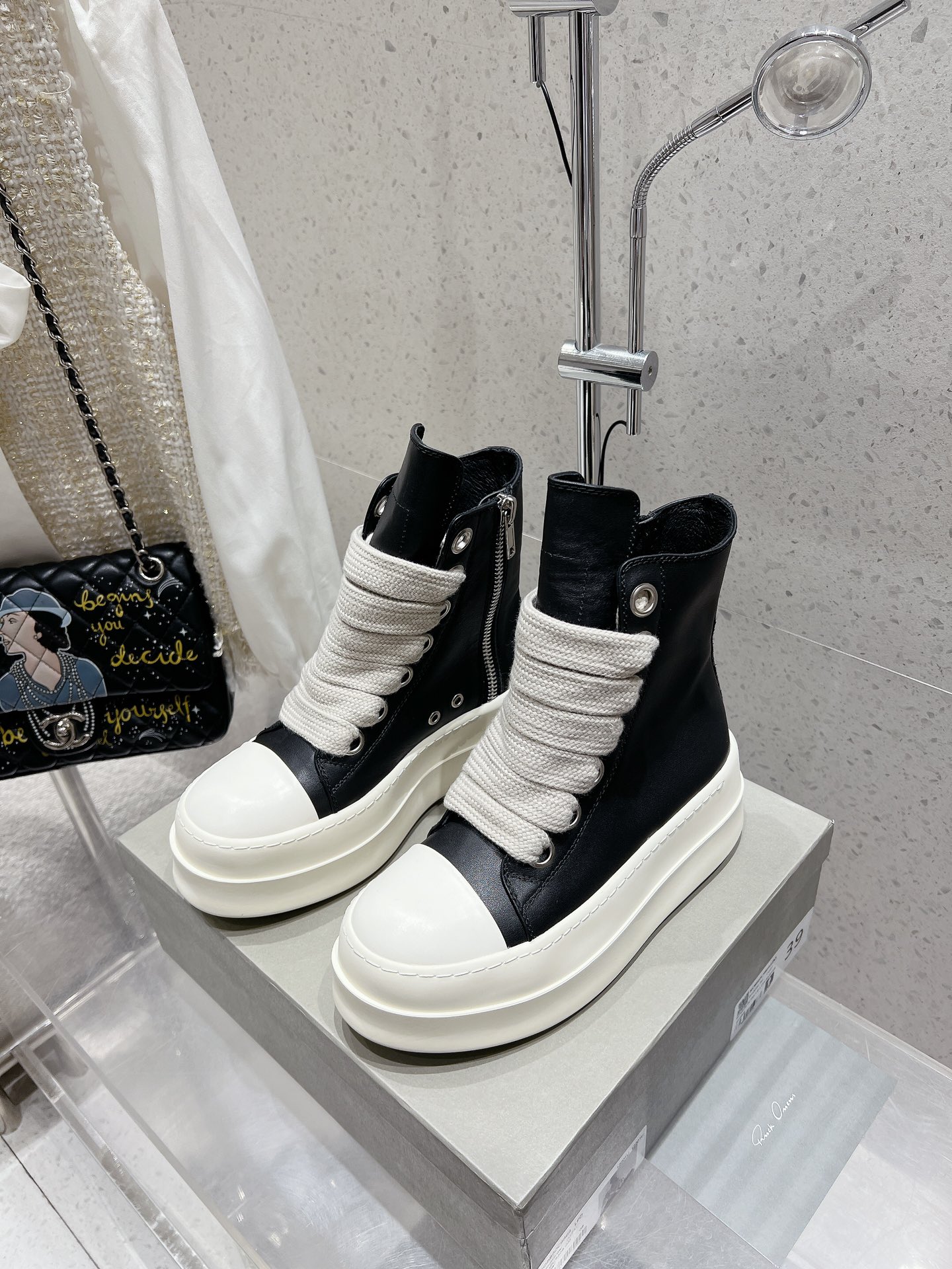 NO:252371,Leather thick sole Rick Owens New couple motorcycle boots strapped boots Original purchase and development Making goods Master the tacit understanding of fashion, use full-grain calfskin, exuding the high-end light of quality and unique design. Every inch of calfskin is synonymous with luxury, soft touch and aristocratic atmosphere. This is not only a material, but also a perfect pursuit of fashion taste. Match your trendy outfits to instantly improve the overall quality. Upper imported suede/imported calfskin/original mold opening fabric Imported silk sheepskin Outsole Original mold opening rubber outsole Size Women 36-39 (40 custom made) Men 38-44 (45 46 custom made), casual shoes/sports shoes, boots, sneakers, cowhide, sheepskin, chamois leather19860909皮面厚底款 Rick Owens欧文斯 新款情侣款机车靴绑带短靴 原版购入开发 做货 掌握时尚的默契,采用全粒面小牛皮,散发出品质与独特设计的高级光芒. 每一寸的小牛皮,都是奢华的代名词,触感柔软,充满贵族气息.这不仅仅是一款材质,更是对时尚品位的完美追求. 搭配你的潮流穿搭,瞬间让整体品质提升. 鞋面进口麂皮/进口小牛皮/原版开模布料 内里进口丝绸羊皮 大底原版开模橡胶大底 Size女36-39（40定做） 男38-44（45 46订做）,休闲鞋/运动鞋,boots,sneakers,cowhide,sheepskin,chamois leather,Women's Shoes