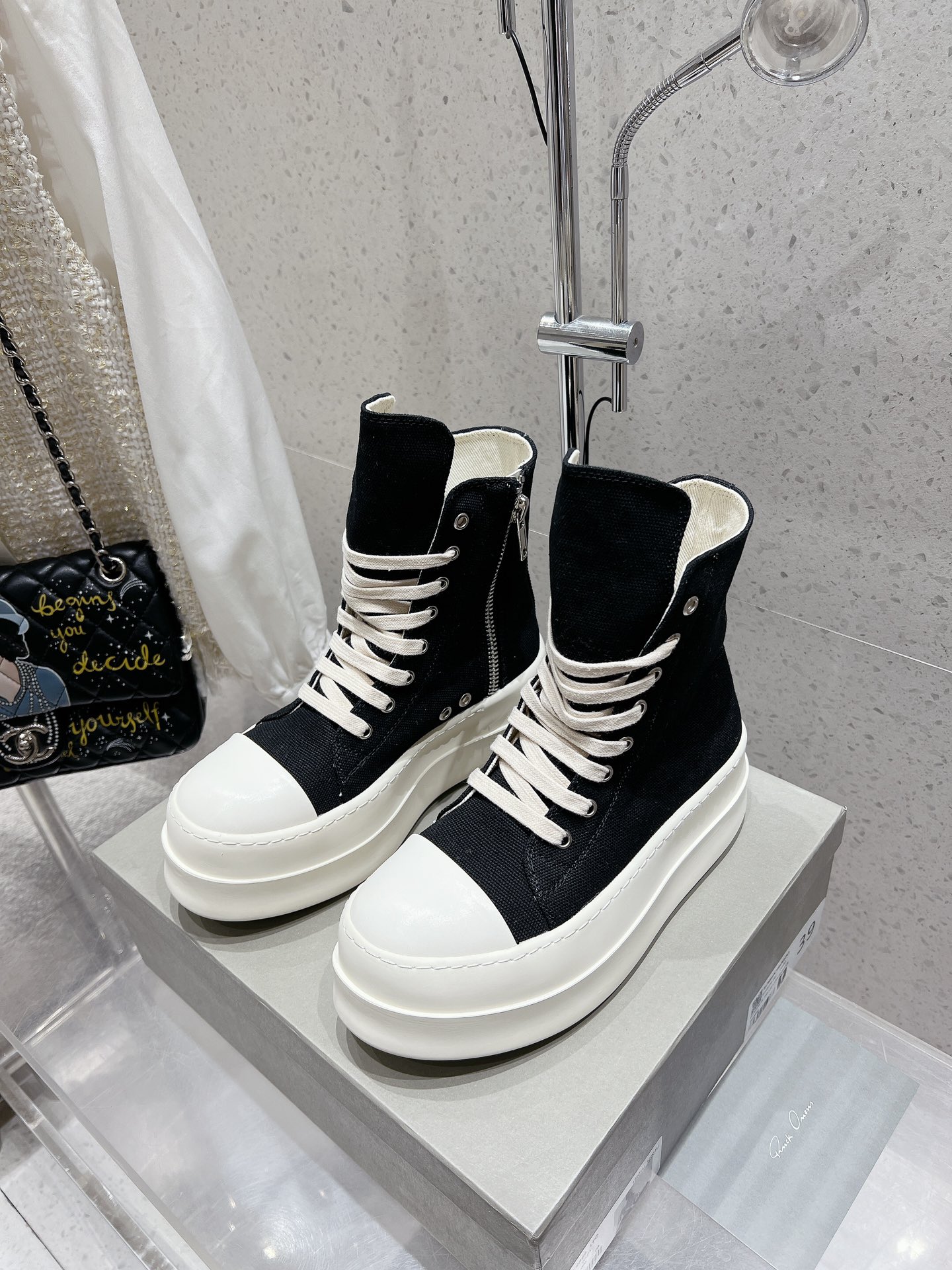 NO:252374,Thick-soled fabric Rick Owens New couple motorcycle boots strapped boots Original purchase and development Making goods Master the tacit understanding of fashion, use full-grain calfskin, exuding the high-end light of quality and unique design. Every inch of calfskin is synonymous with luxury, soft touch and aristocratic atmosphere. This is not only a material, but also a perfect pursuit of fashion taste. Match your trendy outfits to instantly improve the overall quality. Upper imported suede/imported calfskin/original mold opening fabric imported silk sheepskin outsole outsole Size women 36-39 (40 customized) Men 38-44 (45 46 customized), casual shoes/sports shoes, boots, sneakers, cowhide, sheepskin, chamois leather19860909布面厚底款 Rick Owens欧文斯 新款情侣款机车靴绑带短靴 原版购入开发 做货 掌握时尚的默契,采用全粒面小牛皮,散发出品质与独特设计的高级光芒. 每一寸的小牛皮,都是奢华的代名词,触感柔软,充满贵族气息.这不仅仅是一款材质,更是对时尚品位的完美追求. 搭配你的潮流穿搭,瞬间让整体品质提升. 鞋面进口麂皮/进口小牛皮/原版开模布料 内里进口丝绸羊皮 大底原版开模橡胶大底 Size女36-39（40定做） 男38-44（45 46订做）,休闲鞋/运动鞋,boots,sneakers,cowhide,sheepskin,chamois leather,Women's Shoes