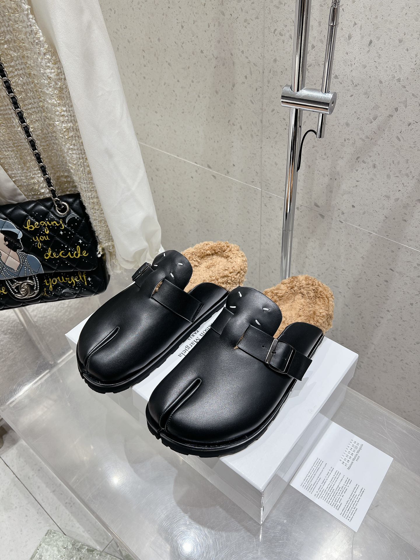 NO:512210,Purchase level #Majila Furry shoes with split toe and one foot, Boken Furry toe tabi slippers The split toe design of the Majila logo is matched with a little strap design. It is very simple and distinctive. The foot feels comfortable and easy to wear and not tired. The upper is fermented with velvet. The inner imported lamb wool original molded sole. Size 35-40 (40 customized without return or exchange), semi-drag furry shoes, masion margiela, slippers19860909代购级别 #马吉拉 毛毛鞋分趾一脚蹬博肯分趾tabi包头拖鞋 马吉拉标志的分趾设计搭配一点点带子设计 很简约很有特色 脚感舒适好穿暴走不累 鞋面牛反绒 内里进口羊羔毛 原版原版开模鞋底 码数35-40（40定做不退换）,半拖毛毛鞋,masion margiela,slippers,Women's Shoes