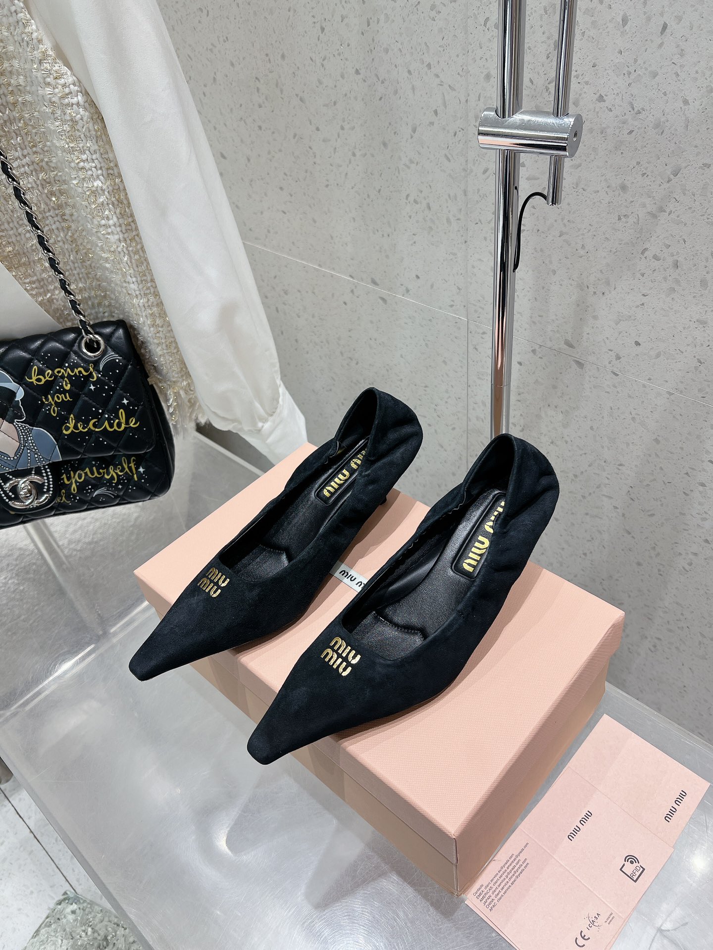 NO:239096,miu miu miu 25ss spring and summer new style pointed toe high heels, the popular popular online celebrity on the show is perfect for the footwear. Wearing this shoe, elegant and elegant, fashionable, the high heels are very stretched leg lines, so that the young ladies who love beauty can easily control it. It is definitely a must-have item in spring and summer. Original imported cowhide suede, inner footbed sheepskin, heel height 5.5cm/9cm, outsole original Italian leather outsole size35-39 (40 custom made without return and exchange), high heels shoes, miumiu, high heels, cowhide, sheepskin, chamois leather, Leather soles19860909miu miu 缪缪 25ss春夏新款 尖头高跟鞋 走秀网红爆款上脚非常完美 穿搭配 此鞋 优雅大方 时尚 高跟很好的拉伸腿部线条,让爱美的小姐姐们都能轻松驾驭,绝对是春夏必备单品 面料原版进口牛皮麂皮 内里垫脚羊皮 跟高5.5cm/9cm 大底原版意大利真皮大底 size35-39（40定做不退换）,高跟鞋单鞋,miumiu,high heels,cowhide,sheepskin,chamois leather,Leather soles,Women's Shoes