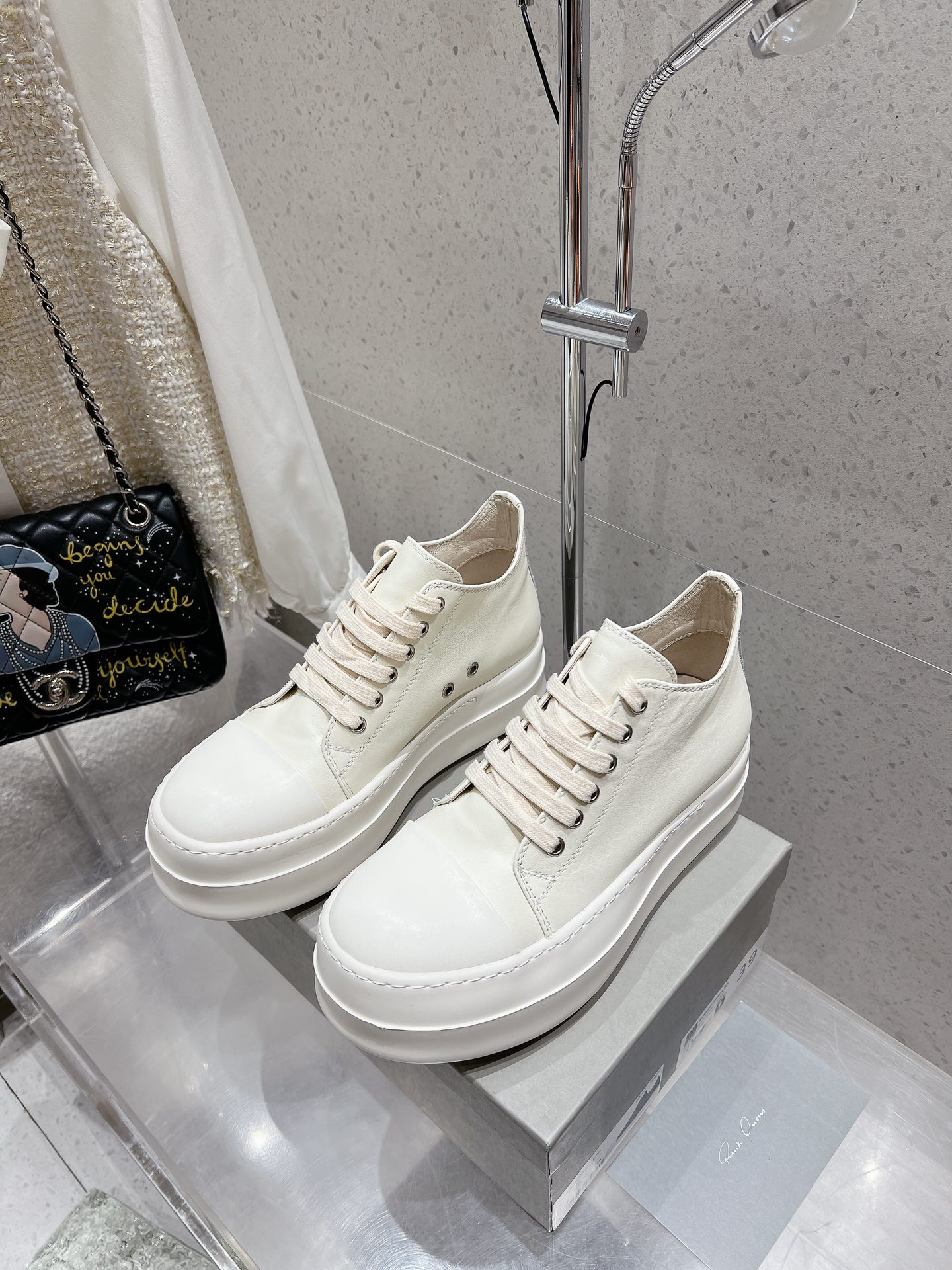 NO:252377,Couple style Rick Owens strappy casual shoes and sneakers. Small bread is cute and trendy and cool. It is really a fashionable weapon for early spring!  Fully fit, easy to get rid of the passerby feeling. The leather is also soft and the materials are quite exquisite. The cute feet are cute and the insoles are soft and comfortable! Material lambskin surface/cloth surface inner sheepskin inner footbed, large sole TPU sole size 36-40 (40 custom-made, non-return and exchange for men, 38-46 (45.46 custom-made, non-return and exchange for men), casual shoes/sports shoes, sneakers, sheepskin19860909情侣款 Rick Owens 欧文斯绑带休闲鞋运动鞋 小面包可可爱爱又潮潮酷酷 真的是早春的时尚利器呢！穿搭适配度满分 轻松摆脱路人感 皮质也是软呼呼的,用料相当考究 上脚萌萌的很可爱 鞋垫软软的很舒适! 材质小羊皮面/布面 内里羊皮内里垫脚 大底TPU大底 码数女36-40（40定制不退换 男38-46（45.46定制不退换）,休闲鞋/运动鞋,sneakers,sheepskin,Women's Shoes