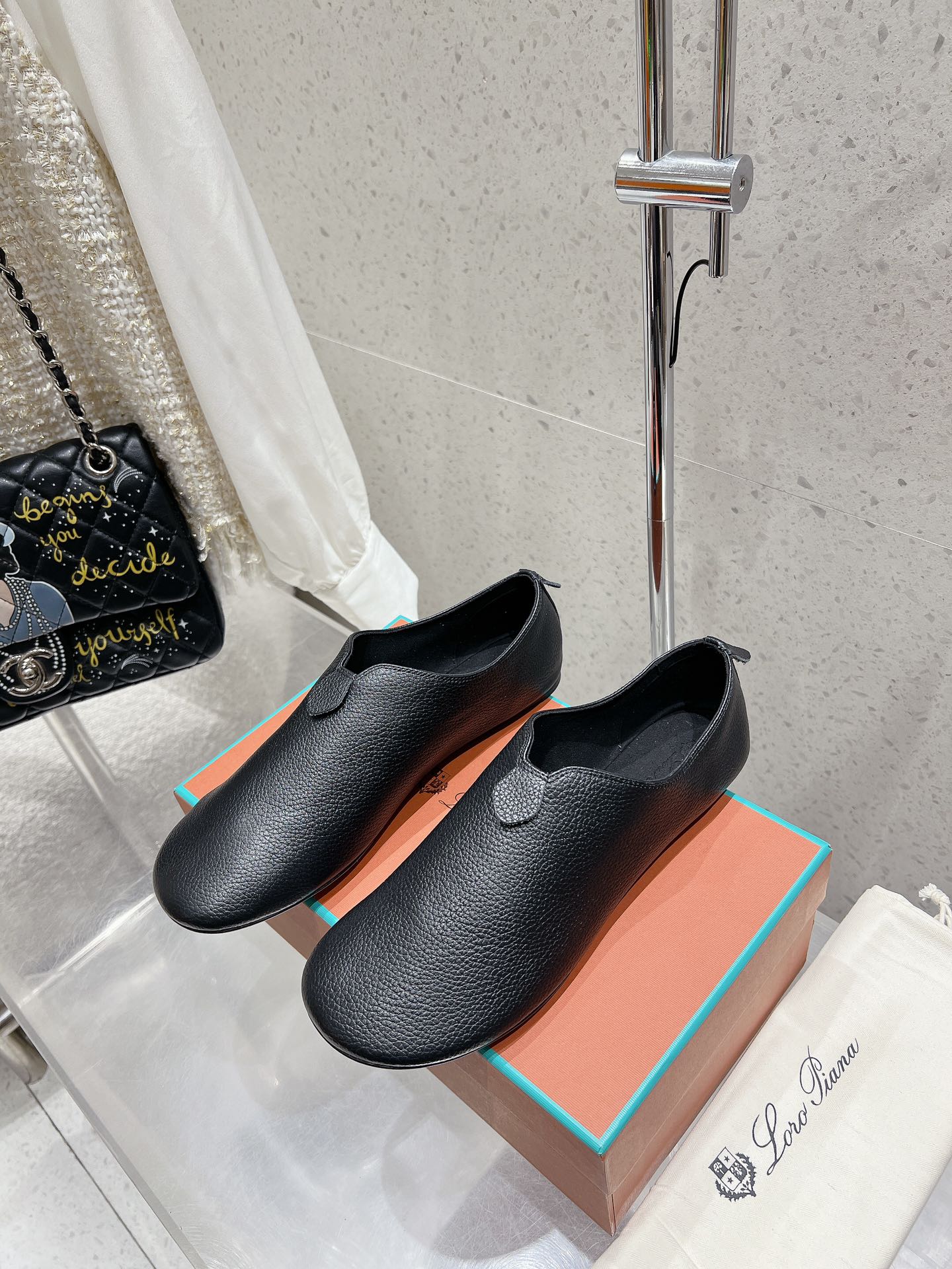 NO:163973,Loro Piana 25 spring and summer new round toe flat loafer casual shoes Nuoyoupianya Lp luxury brand Simple and high-end, low-key and luxurious, casual and easy to wear, comfortable and full-score design simple without losing elegance, clean and pure upper, adding a freshness and vitality to the overall shape. The material of the shoe body is selected with excellent leather, soft touch and excellent quality!  Whether it is matched with casual wear or formal wear, it can be easily controlled and shows a unique fashion taste!  It is not only a pair of shoes, but also a symbol of style!  Upper is made of calfskin/imported Yangjing inner footbed sheepskin imported from Italy Size: 35-40 (40 custom made without return) With original packaging, loro piana, loro piana, loafers, cowhide, sheepskin, sheep, Leather soles19860909loro piana25春夏新款圆头平底乐福鞋休闲鞋诺悠翩雅Lp奢华品牌 简约高级 低调奢华 随性好穿,舒适度满分设计简约而不失优雅,鞋面干净纯粹,为整体造型增添了一份清新与活力.鞋身的材质精选上乘皮革,触感柔软,品质卓越！ 无论是搭配休闲装还是正装,都能轻松驾驭,展现出独特的时尚品味！它不仅是一双鞋,更是一种风格的象征！ 鞋面采用小牛皮/进口羊京 内里垫脚羊皮 意大利进口真皮大底 码数:35-40（40定做不退换） 配原版包装,乐福鞋,loro piana,loro piana,loafers,cowhide,sheepskin,sheep,Leather soles,Women's Shoes