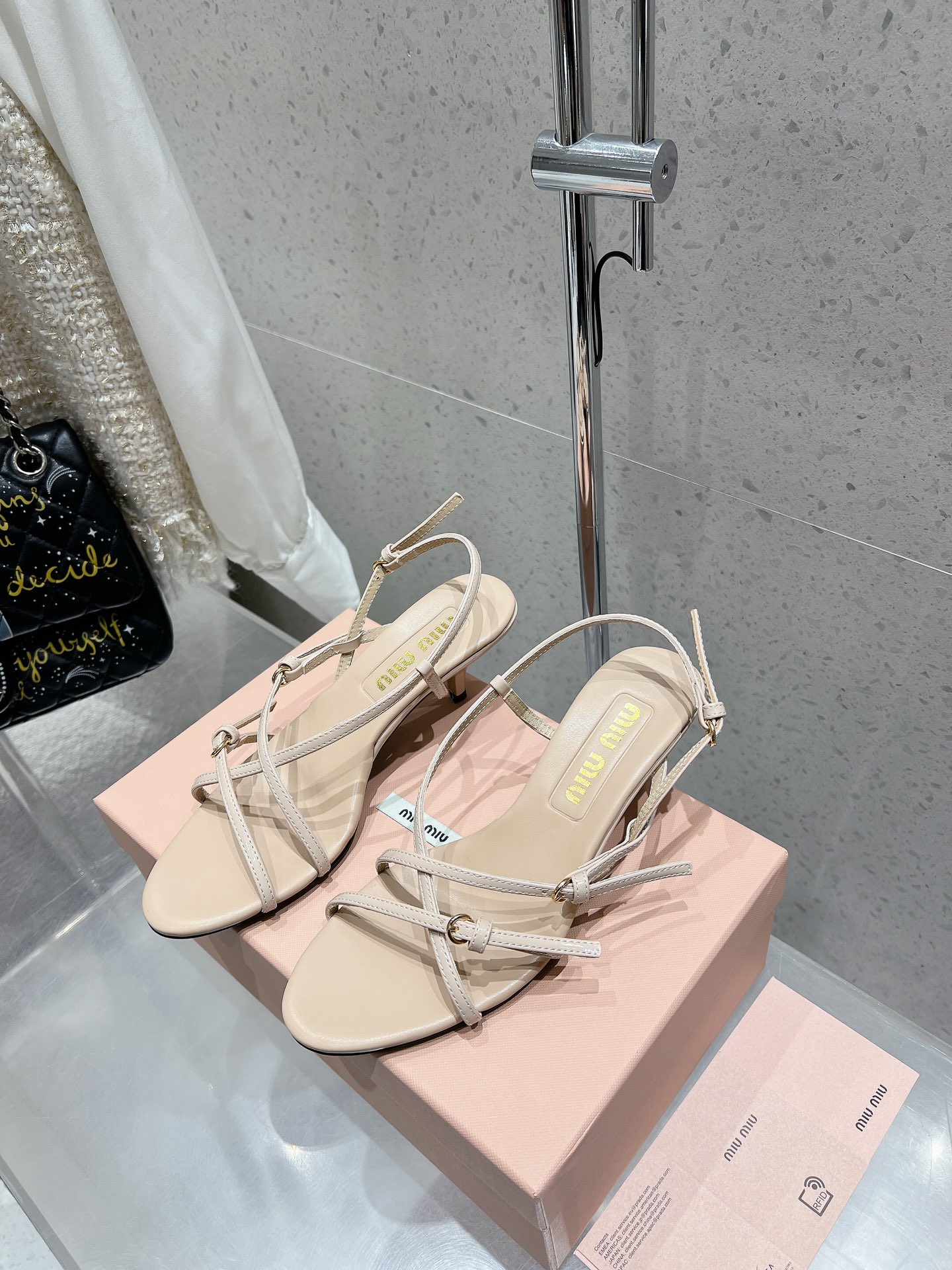 NO:239099,Miu Miu Vacation Series Miu Miu 25ss pointed-toe kitten heel sandals. Miu Miu new cat heel sandals really make people feel melted. The simple strap design adds a sense of fashion. The overall shoe shape is so delicate!  Upper: Imported beef patent leather Inner: Imported leather Outsole genuine leather sole Heel height about 4cm Size 35~39 (40 customized), sandals, miumiu, sandals19860909缪缪 度假系列 Miu Miu 25ss尖头小猫跟凉鞋 谬谬新出猫跟凉鞋真的让人一整个心都融化 简约的带子设计增加了时尚感 鞋型整体都狠秀气！ 鞋面:进口牛漆皮 内里:进口真皮 大底真皮鞋底 跟高约4cm 码数35~39（40订做),凉鞋,miumiu,sandals,Women's Shoes